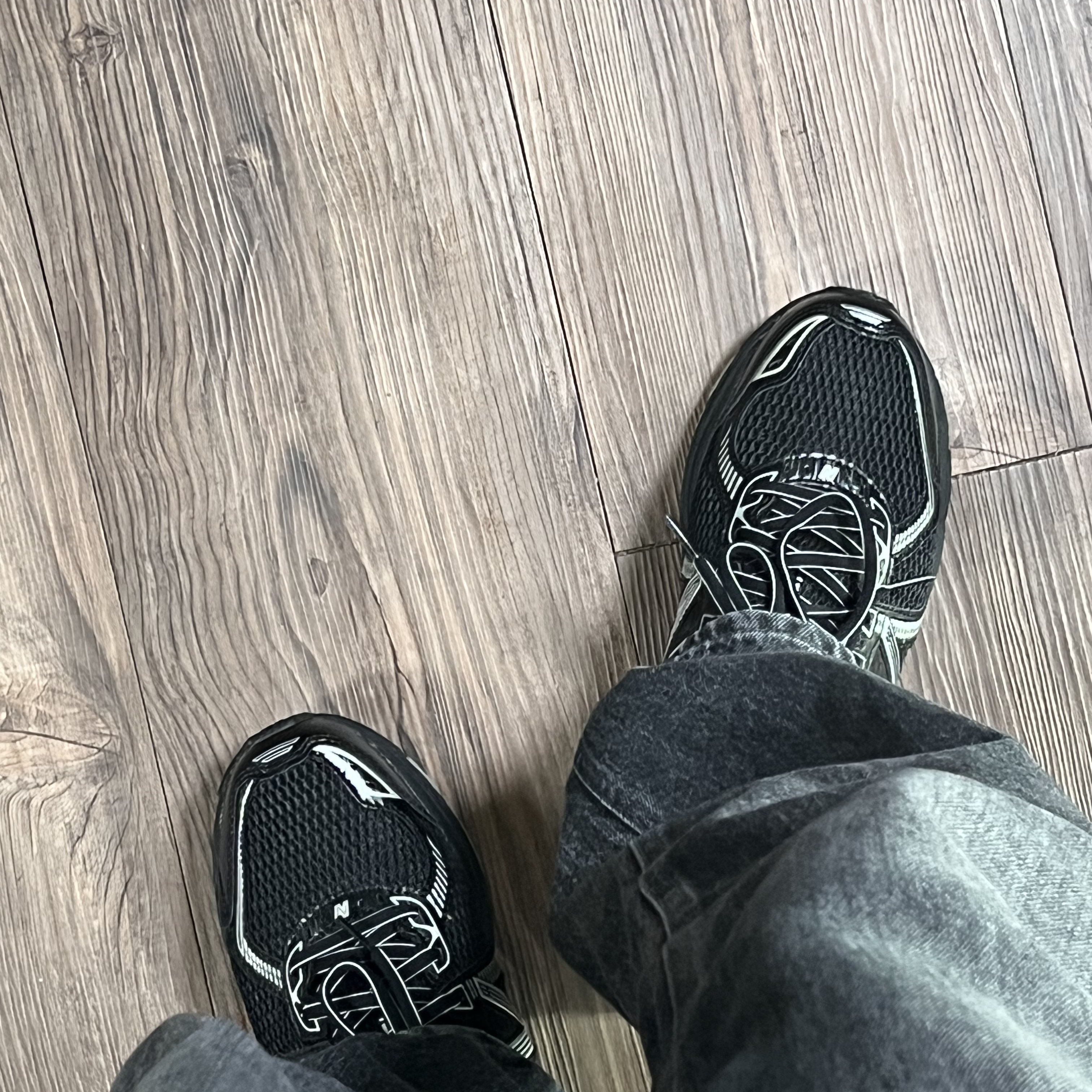 New Balance 860v2 Black Grey 착용 스타일 - 3