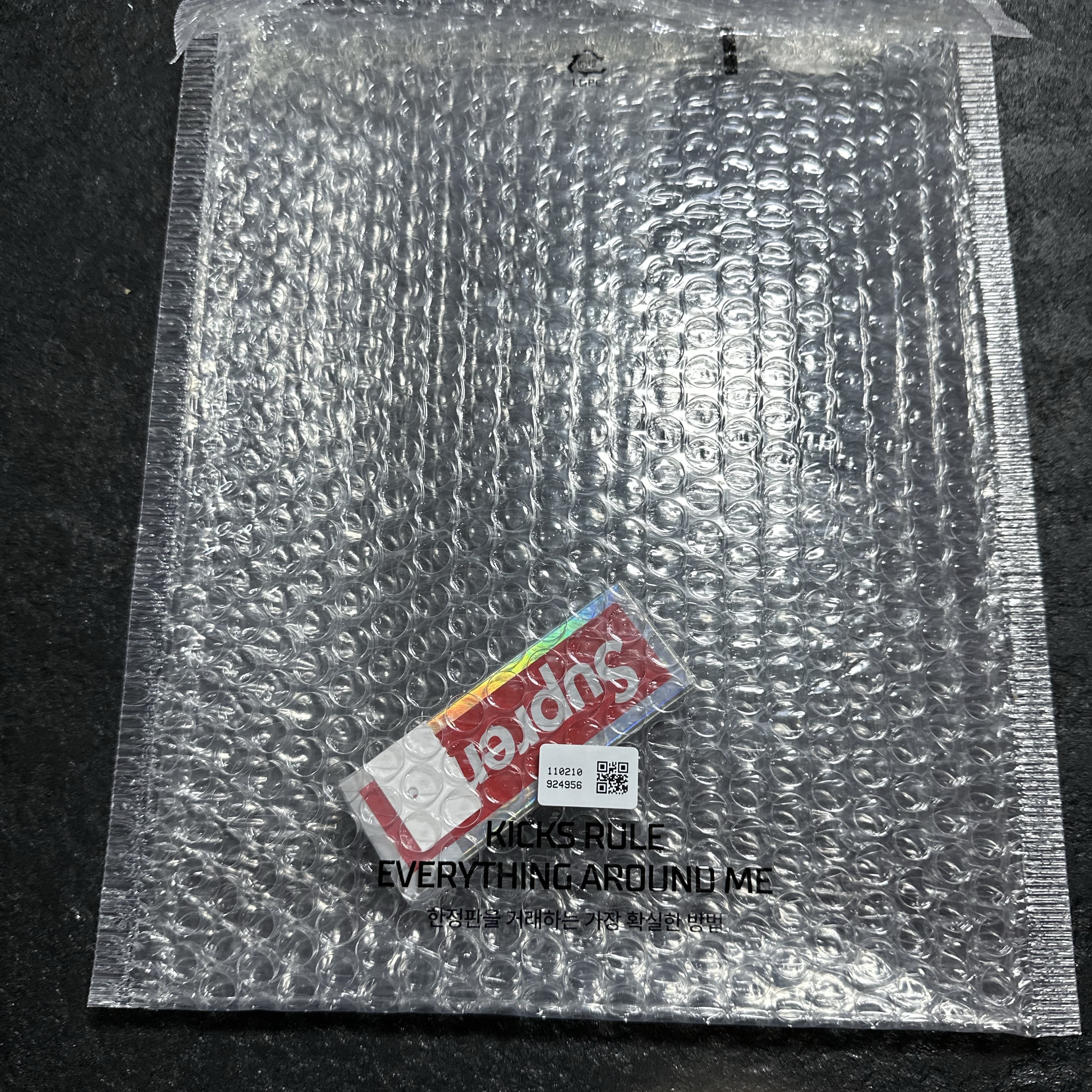 Supreme x Bicycle Holographic Slice Cards Holographic - 23FW 착용 스타일 - 1