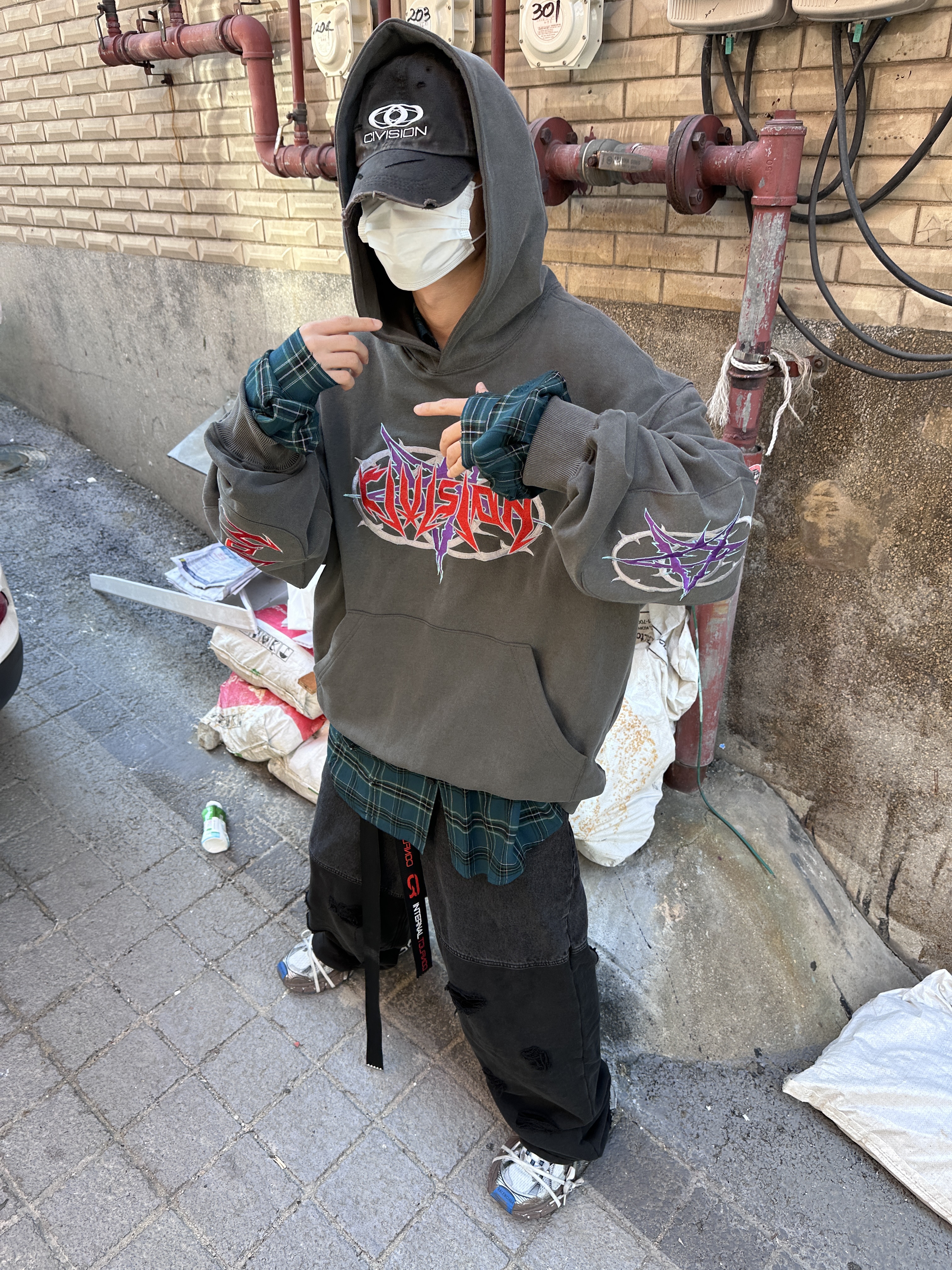 Civision by CSC Death Core Hoodie Charcoal, Civision by CSC Vison Destroyed Cap Washed Black 착용 스타일 - 1