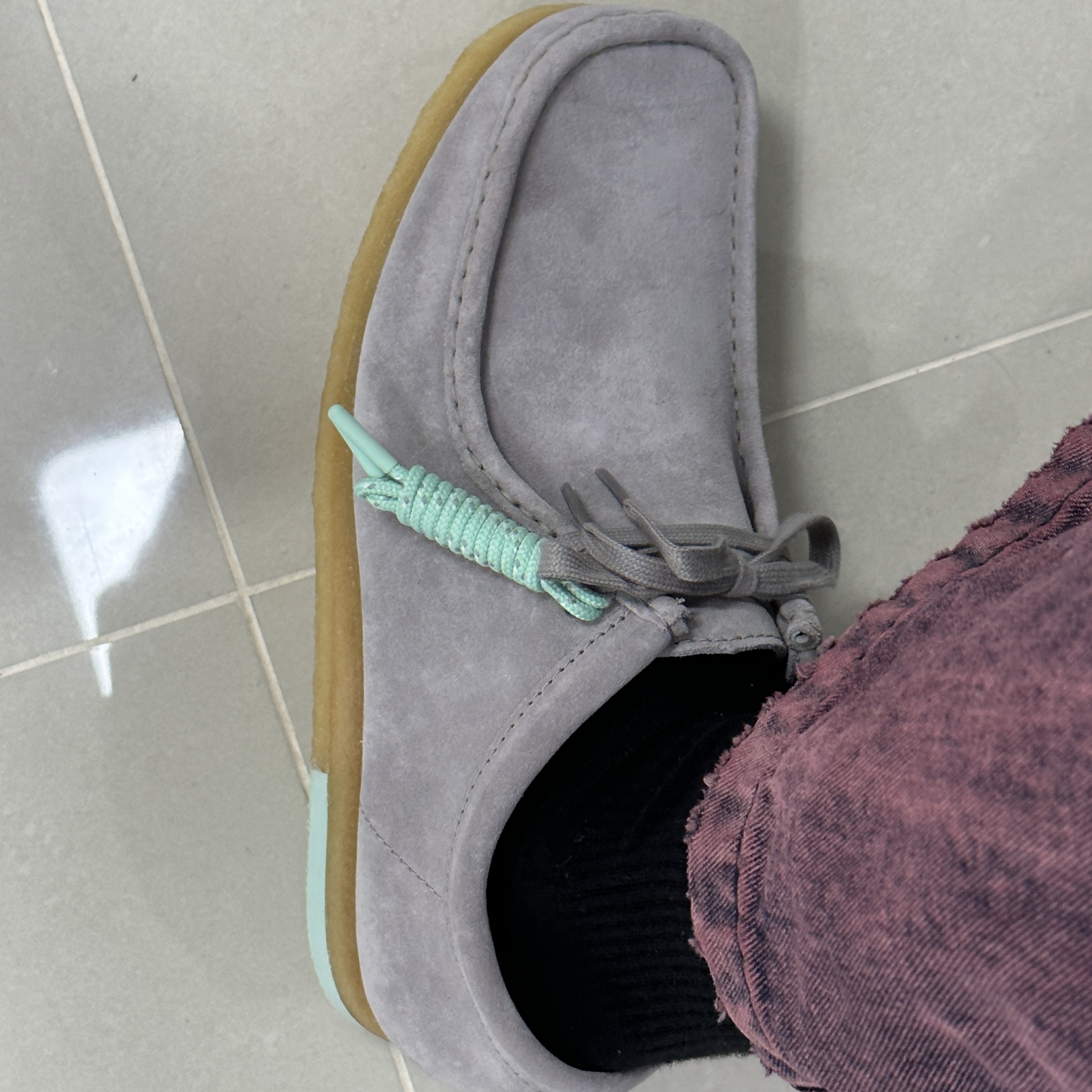 Clarks Wallabee Grey Combination 착용 스타일