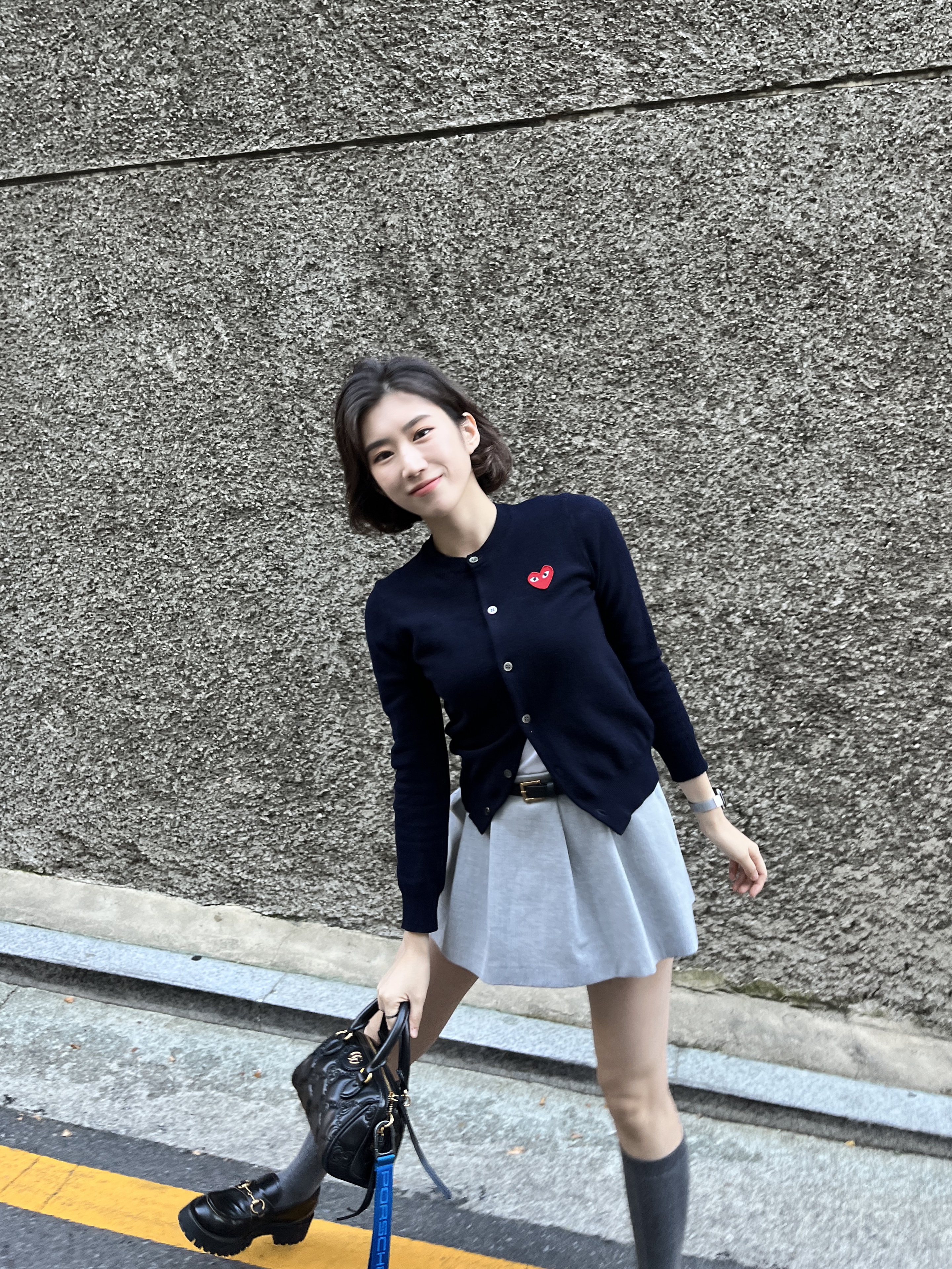 (W) Play Comme des Garcons Red Heart Knit Cardigan Navy, (W) Gucci Leather Lug Sole Horsebit Loafer Black Leather 착용 스타일 - 2