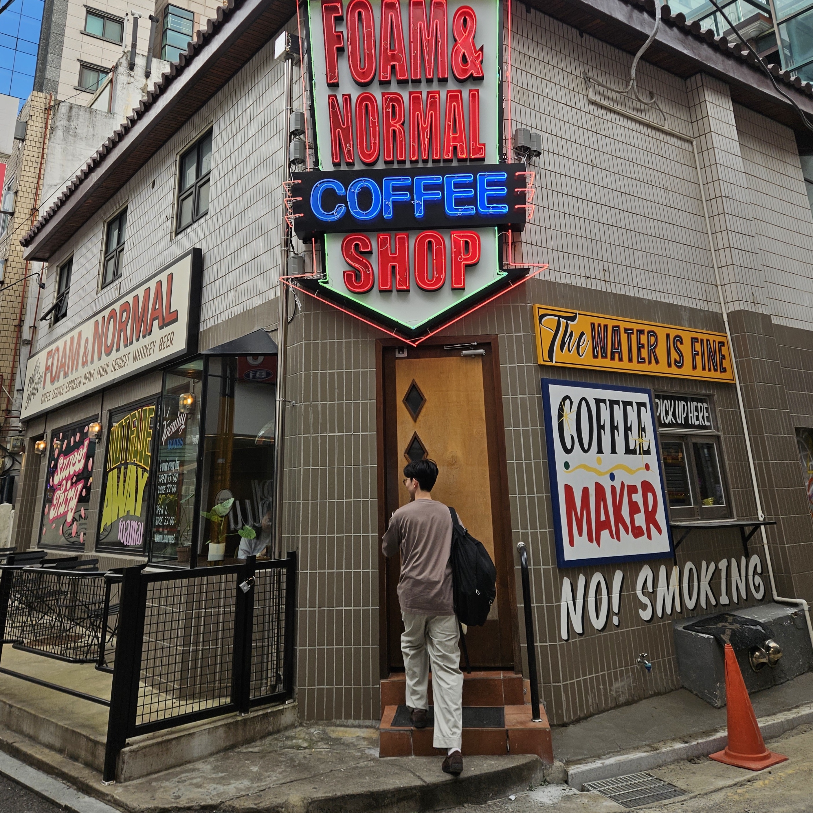 Uniqlo U Wide Fit Baker Pants Natural 착용 스타일