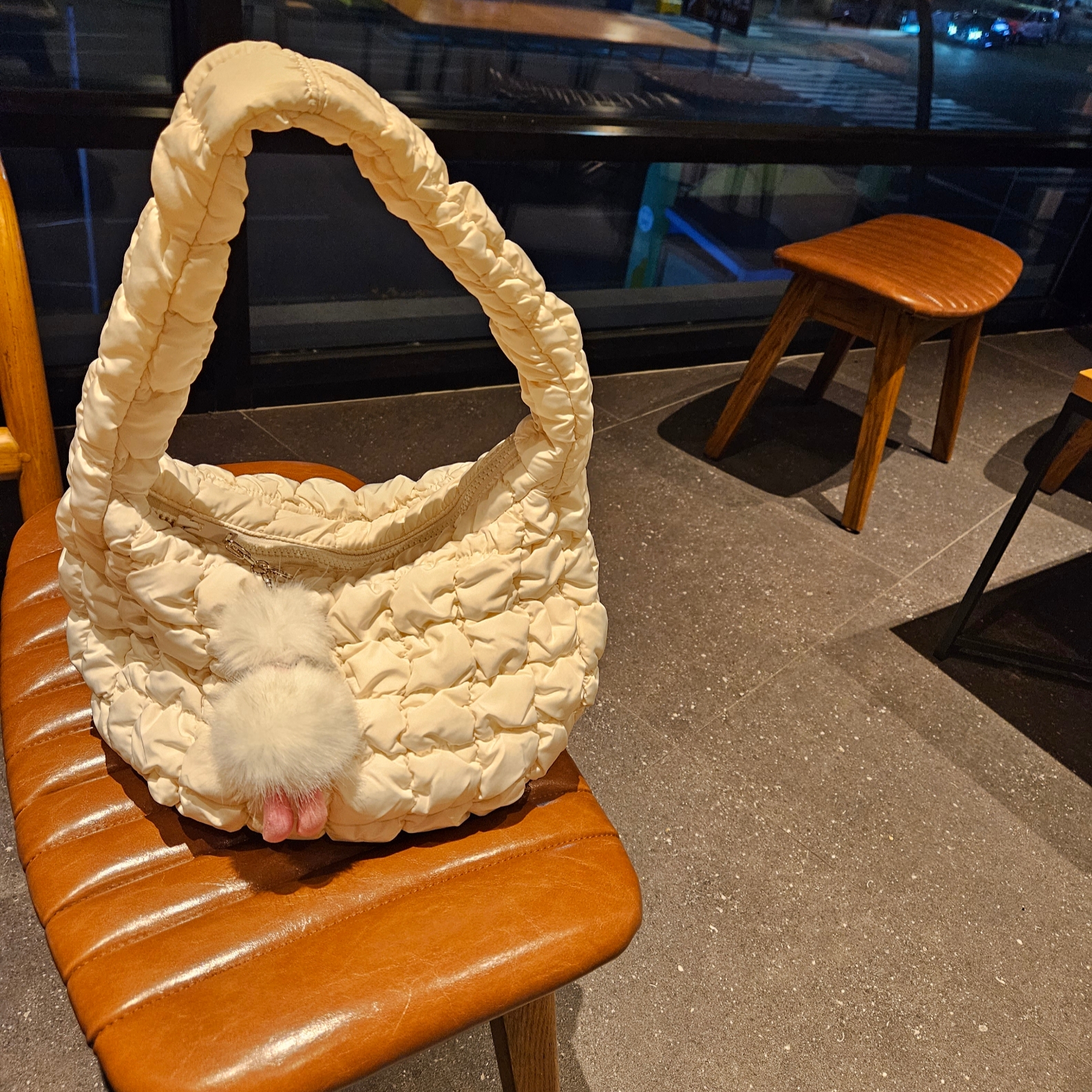 COS Quilted Mini Bag Cream 착용 스타일