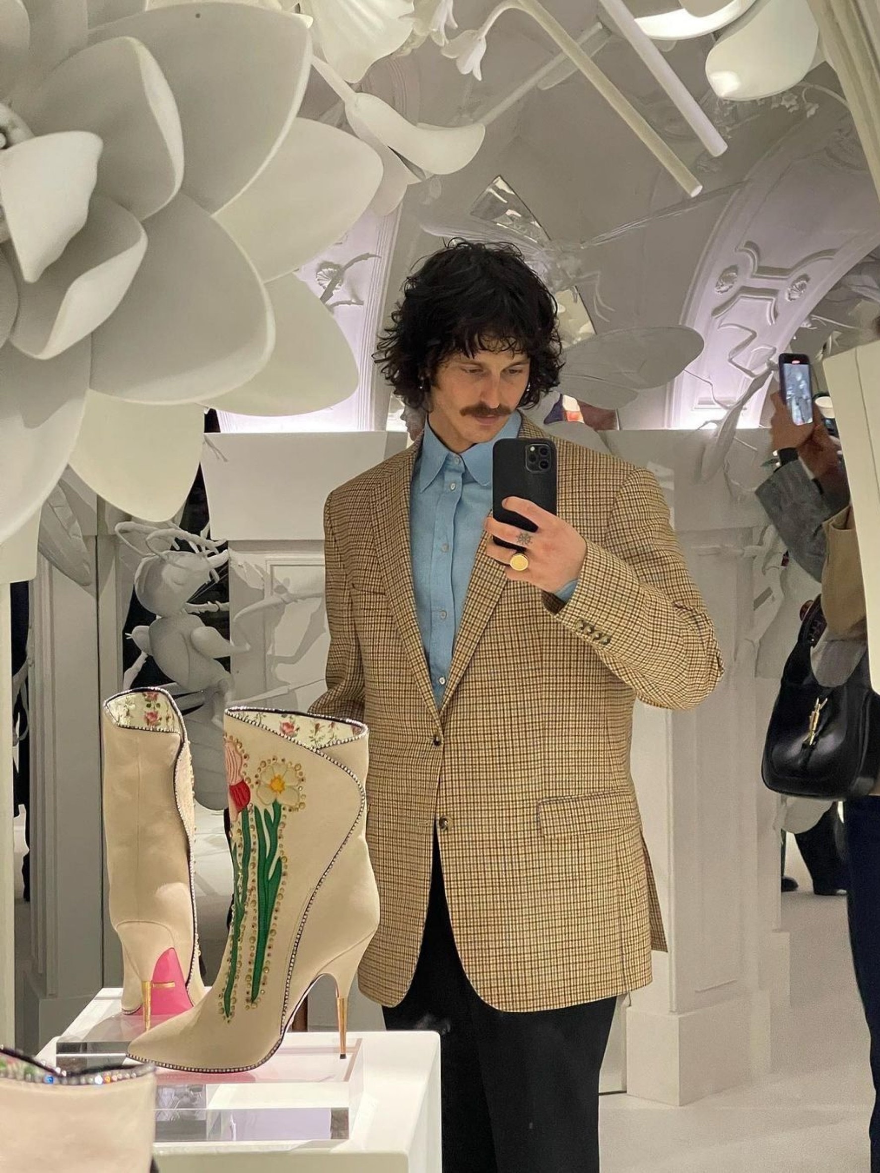Jacquemus La Veste Feijoa Three-Button Blazer Light Beige, Lemaire Tropical Poly Wool Boxy Double Breasted Blazer Steel Beige Chine 착용 스타일 - 5
