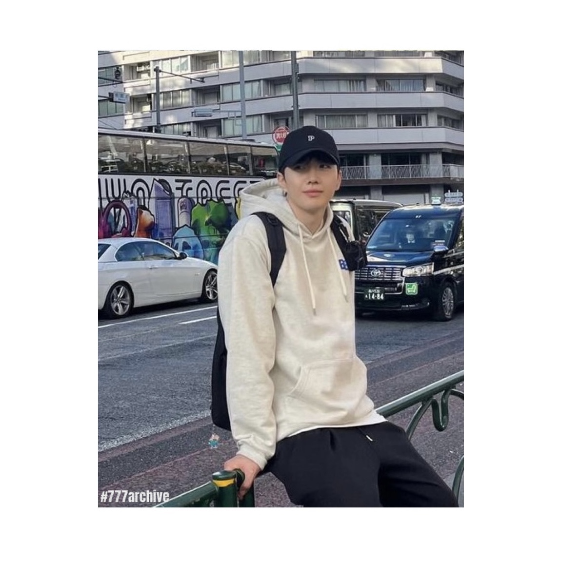 Ader Error Sig; TRS Tag Hoodie 01 Oatmeal 착용 스타일 - 1