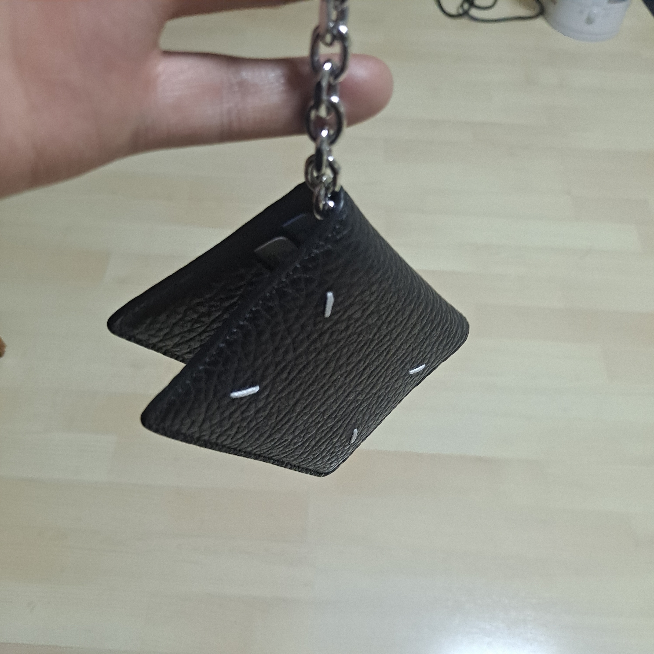 Maison Margiela Keyring Wallet Black 착용 스타일 - 3
