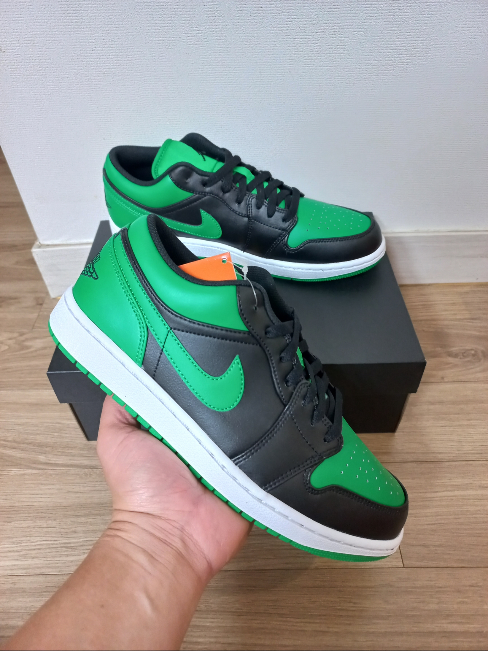 Jordan 1 Low Lucky Green 착용 스타일 - 1