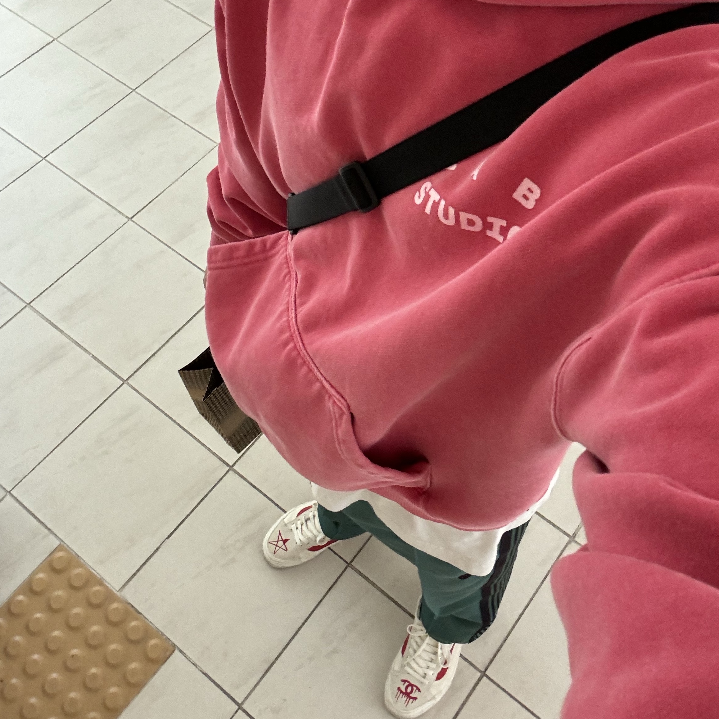 IAB Studio Pigment Hoodie Coral, IAB Studio Pigment Hoodie & Sack Coral 착용 스타일 - 3