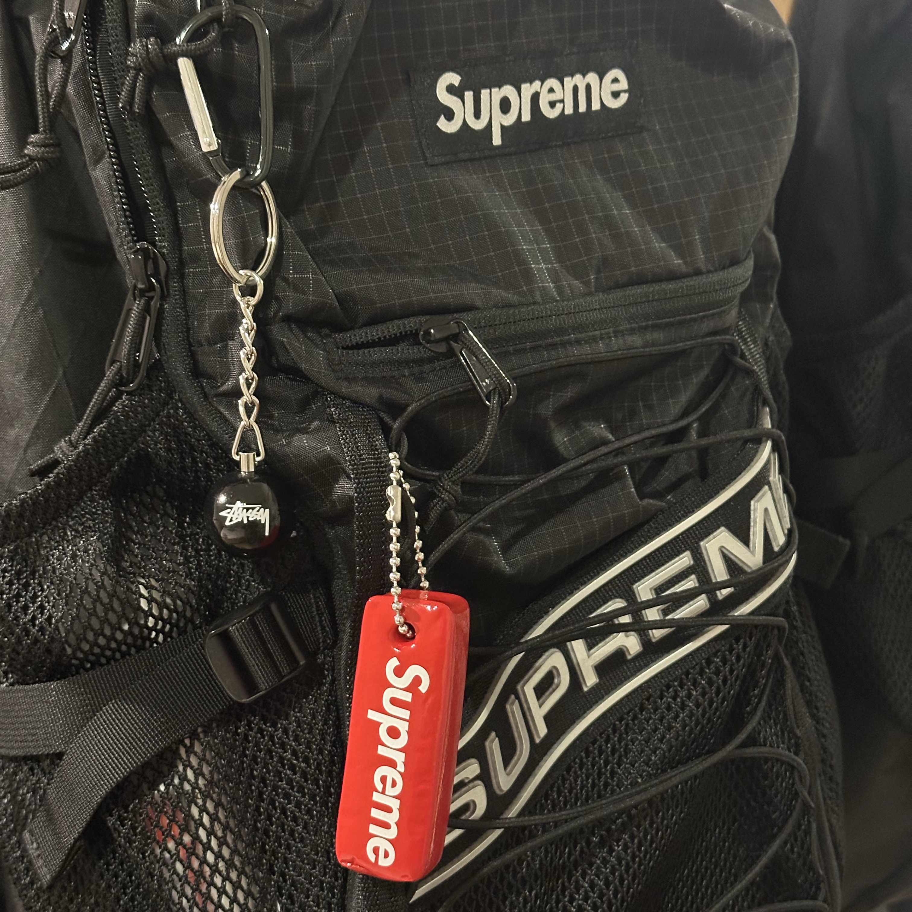 Supreme Backpack Black - 23FW, Stussy 8 Ball Keychain Black 착용 스타일