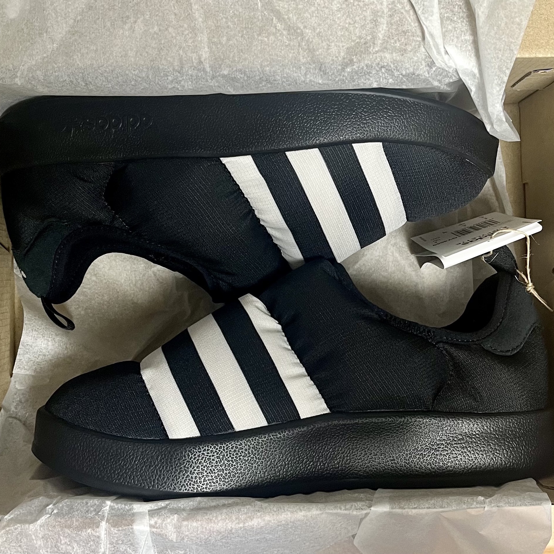 Adidas Puffylette Core Black 착용 스타일