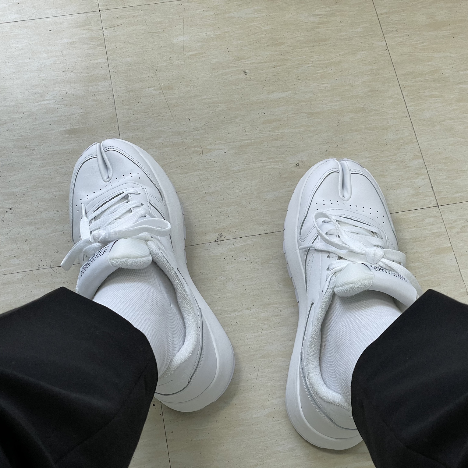 Reebok x Maison Margiela Classic Leather Tabi Shoes White 착용 스타일