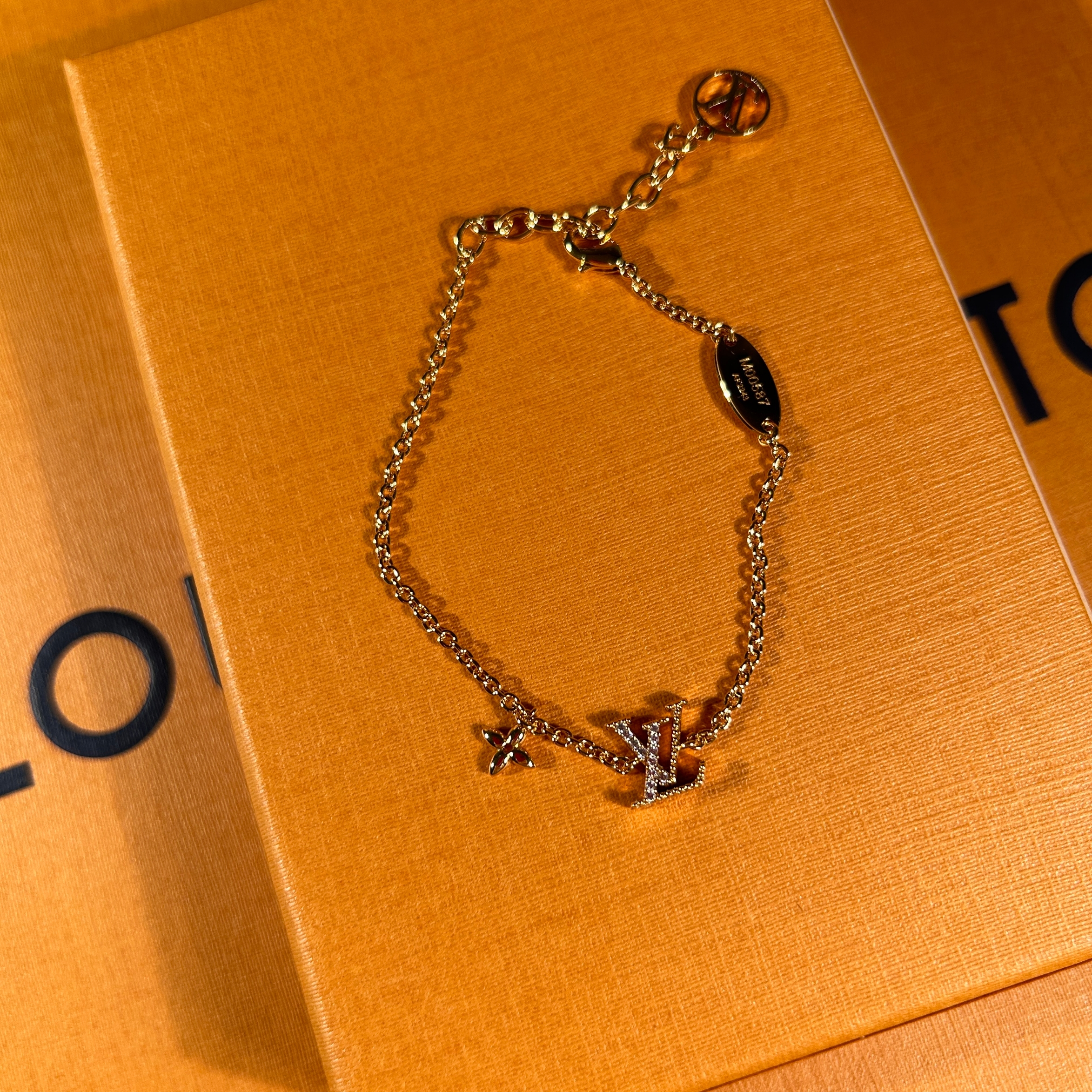 (W) Louis Vuitton LV Iconic Bracelet Gold 착용 스타일 - 5