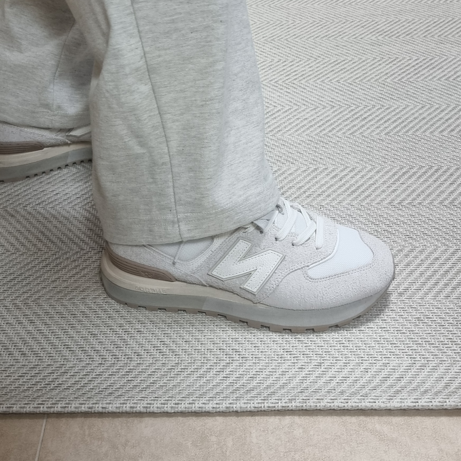 New Balance x Recto 574 Ash Cream Legacy 착용 스타일 - 2