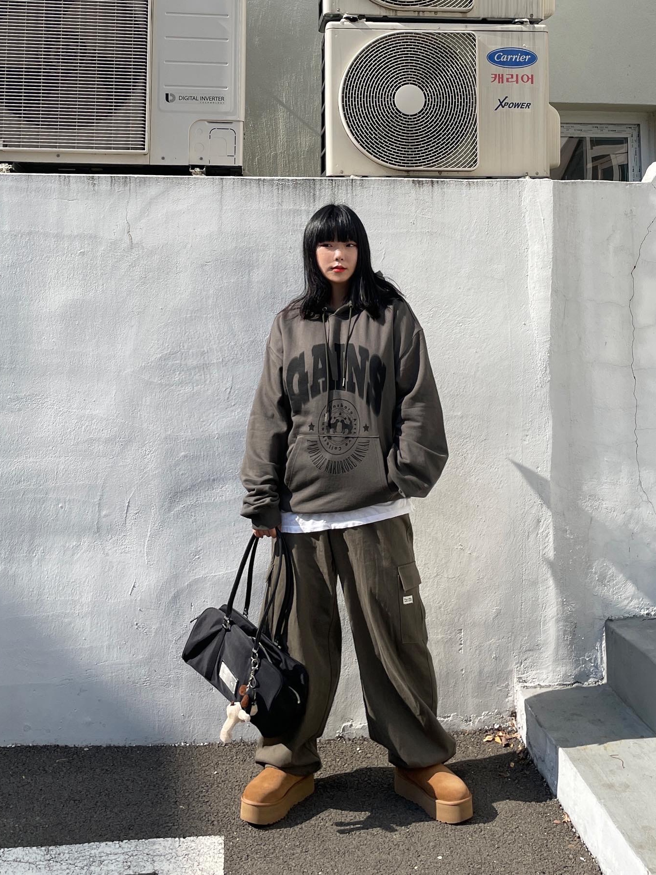 (W) UGG Classic Ultra Mini Platform Boots Chestnut, Matin Kim Sporty Tote Bag Black 착용 스타일 - 2