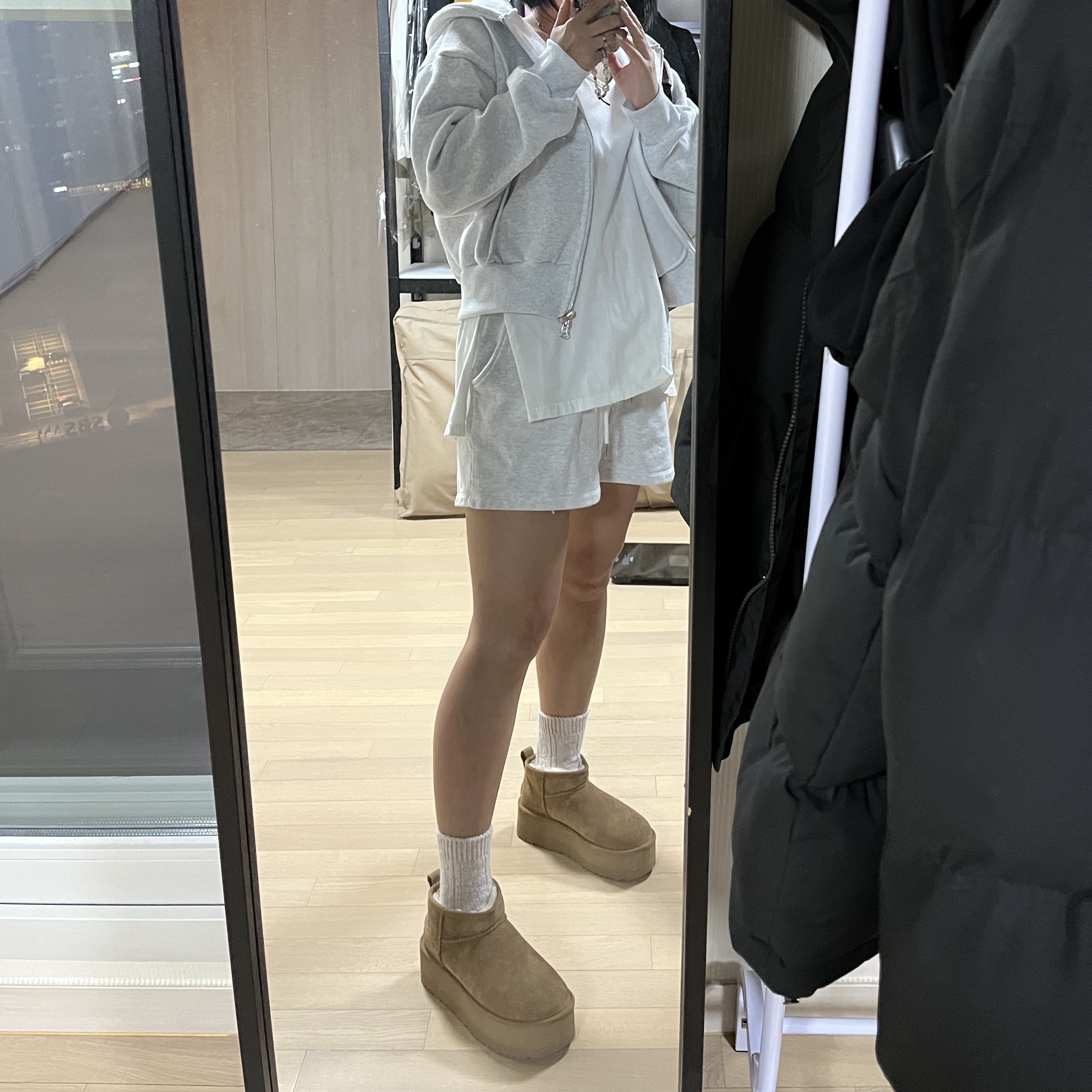 (W) UGG Classic Ultra Mini Platform Boots Chestnut 착용 스타일
