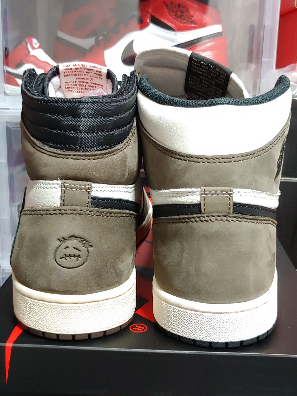 Jordan 1 Retro High OG Chicago 2015, Jordan 1 x Travis Scott Retro High OG SP Mocha 착용 스타일 - 3