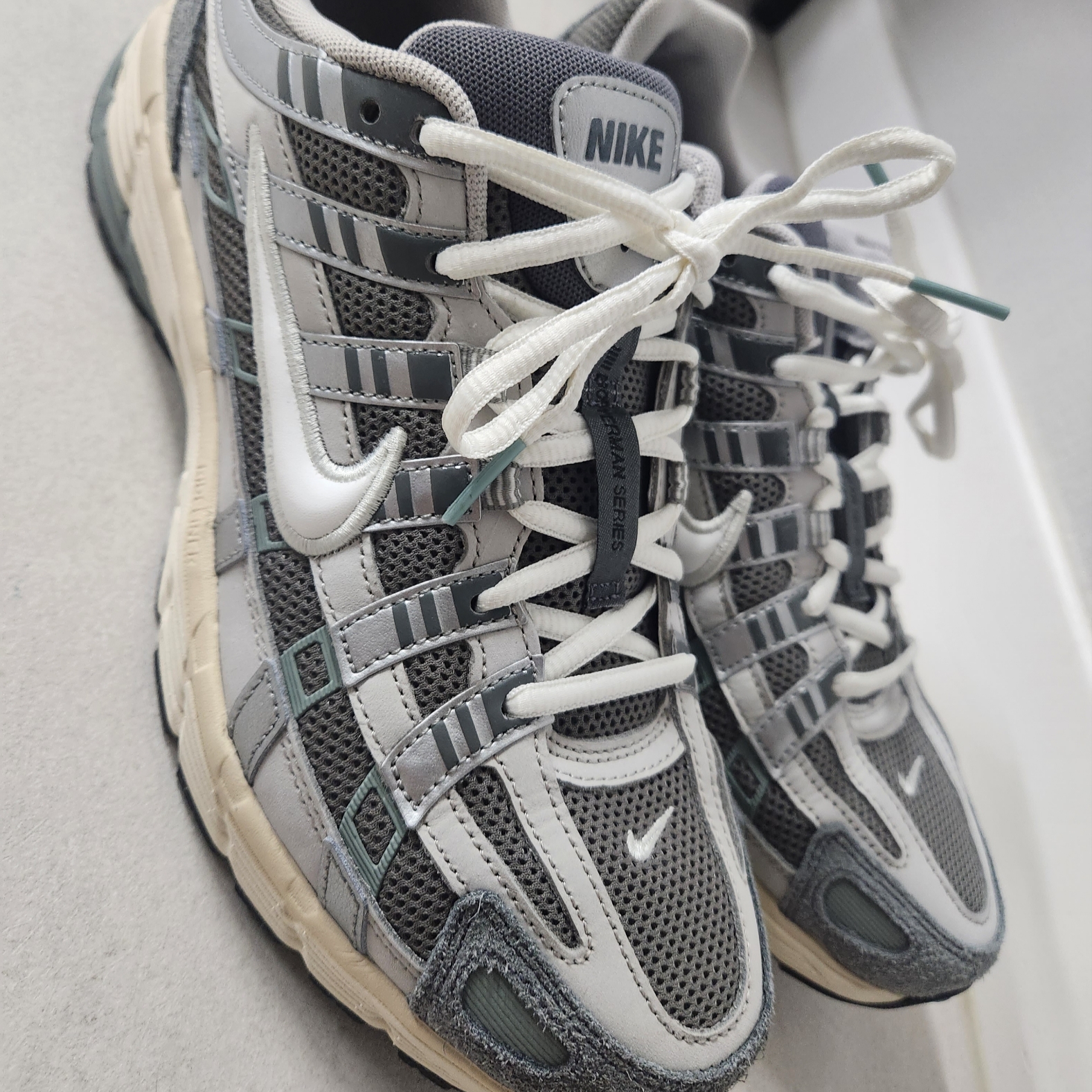 Nike P-6000 Flat Pewter Light Iron Ore 착용 스타일 - 2