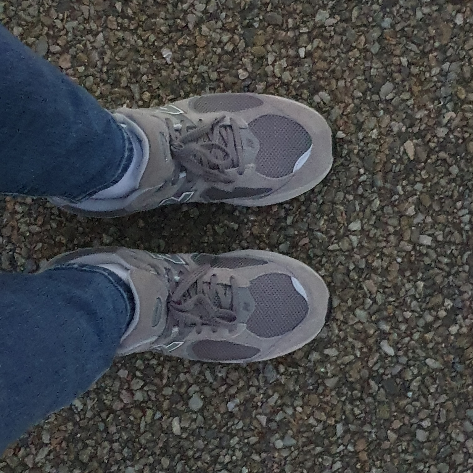 New Balance 2002R Grey 착용 스타일