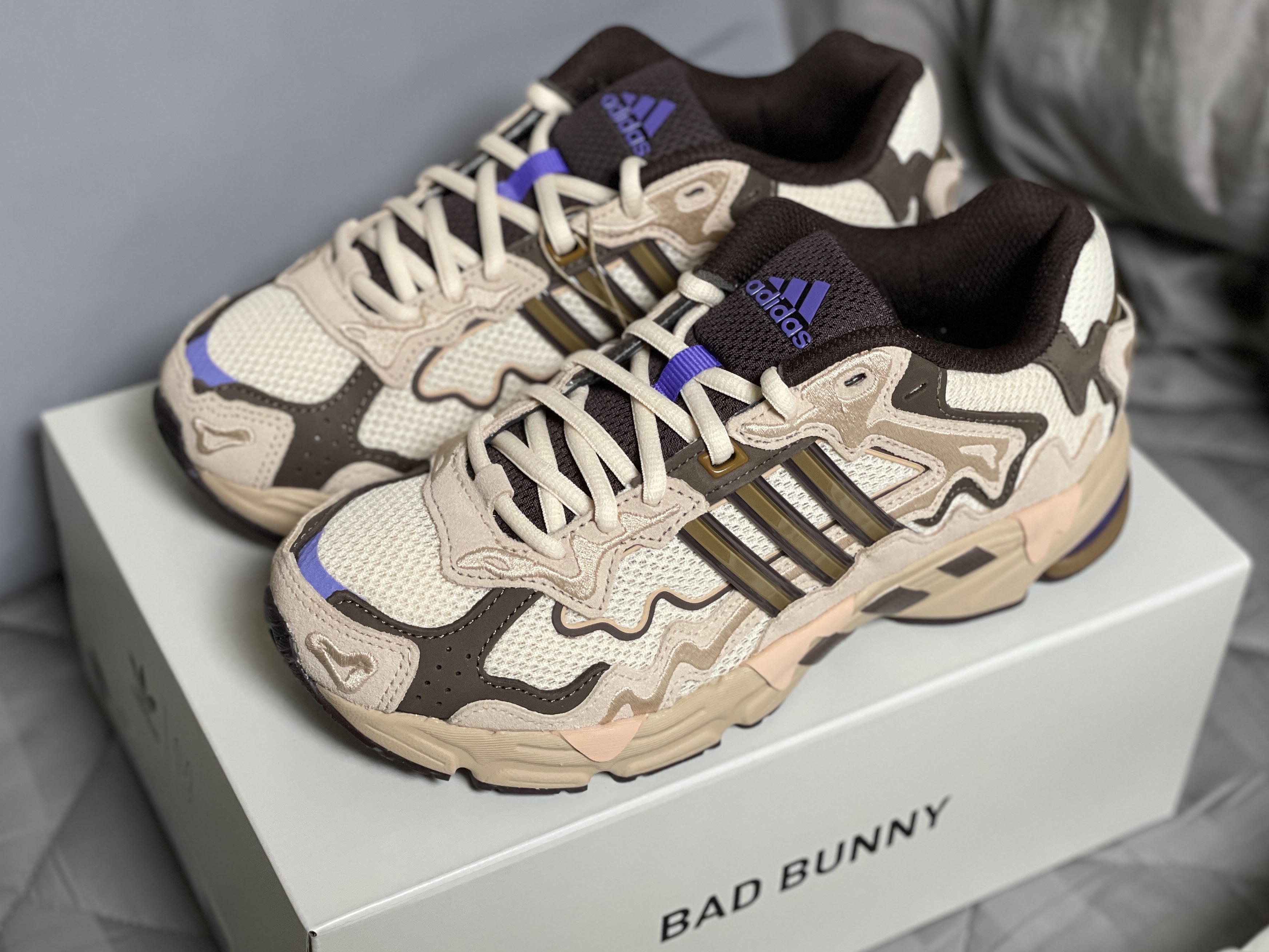Adidas x Bad Bunny Response CL Ecru Tint 착용 스타일 - 1