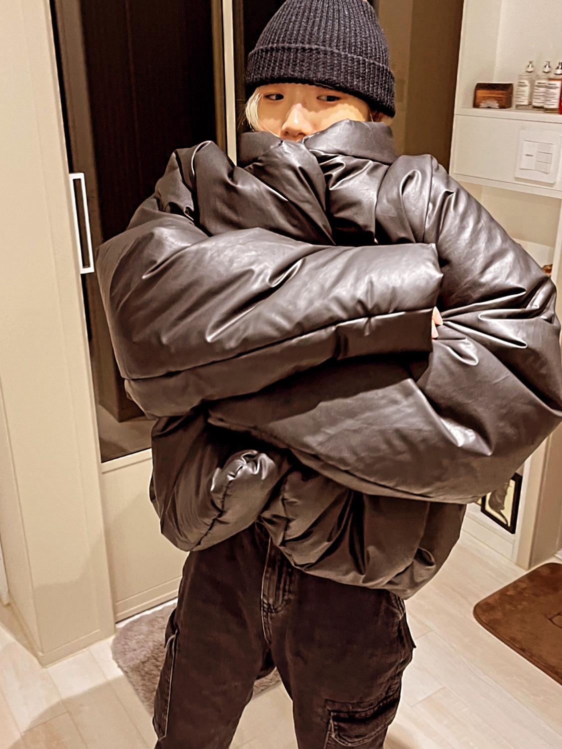 Yeezy Gap Round Jacket Black 착용 스타일 - 2