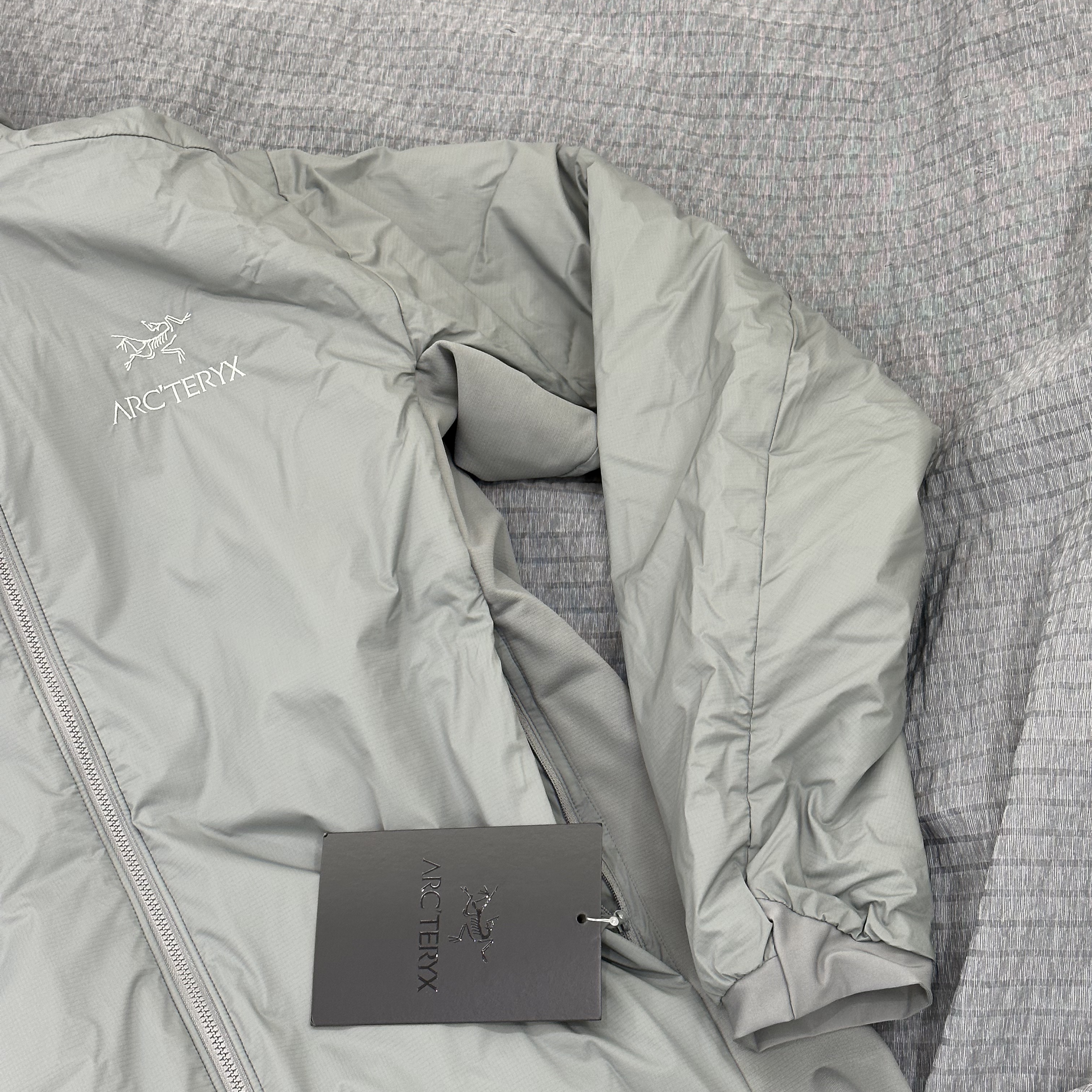 Arc'teryx Atom LT Hoody Void 착용 스타일