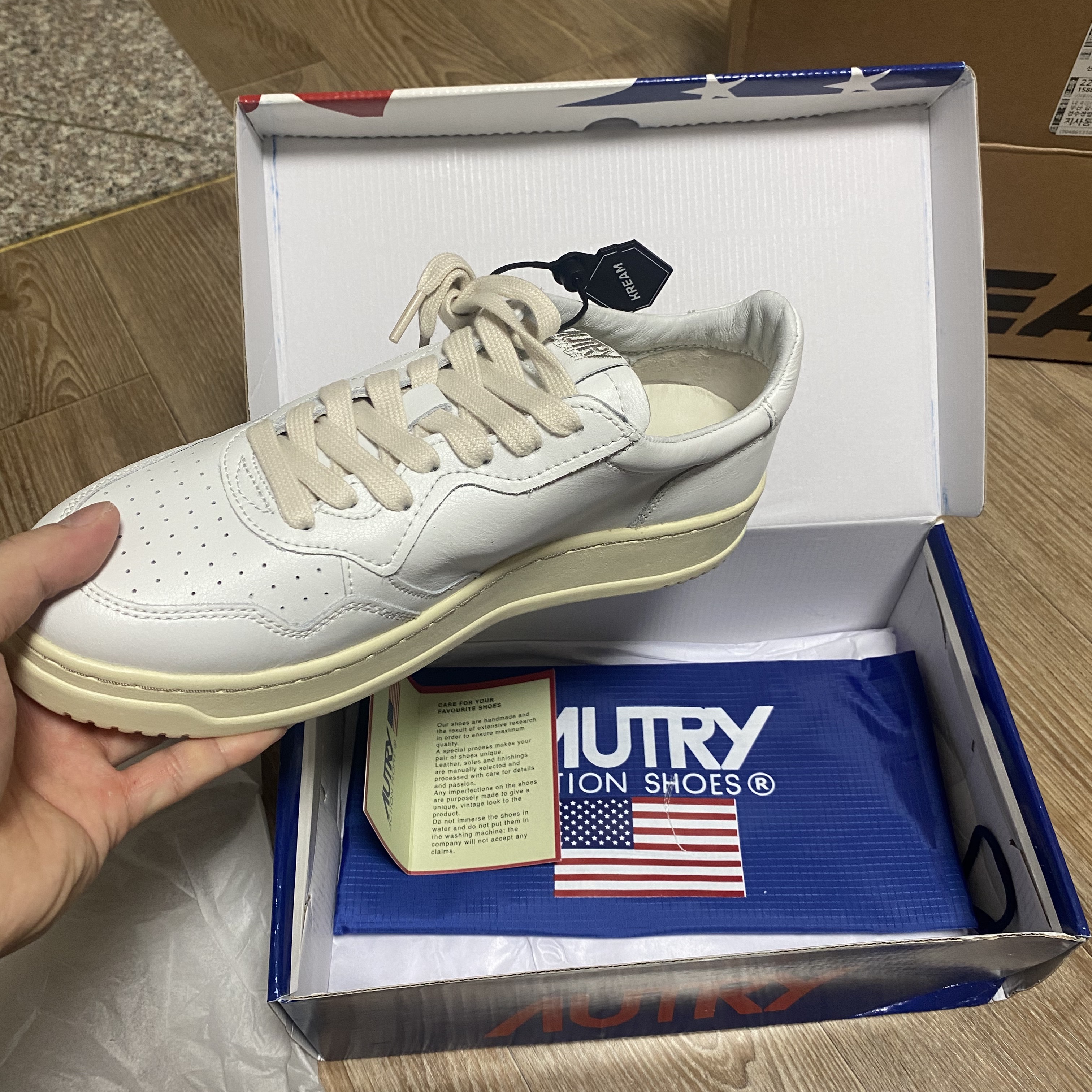 Autry Medalist Low Leather Sneakers White 착용 스타일 - 2
