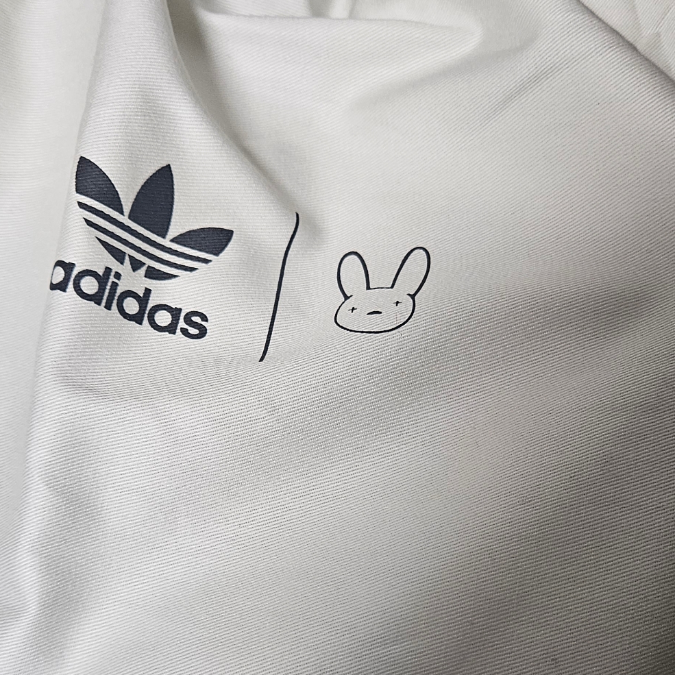 Adidas x Bad Bunny Response CL Ecru Tint 착용 스타일 - 3