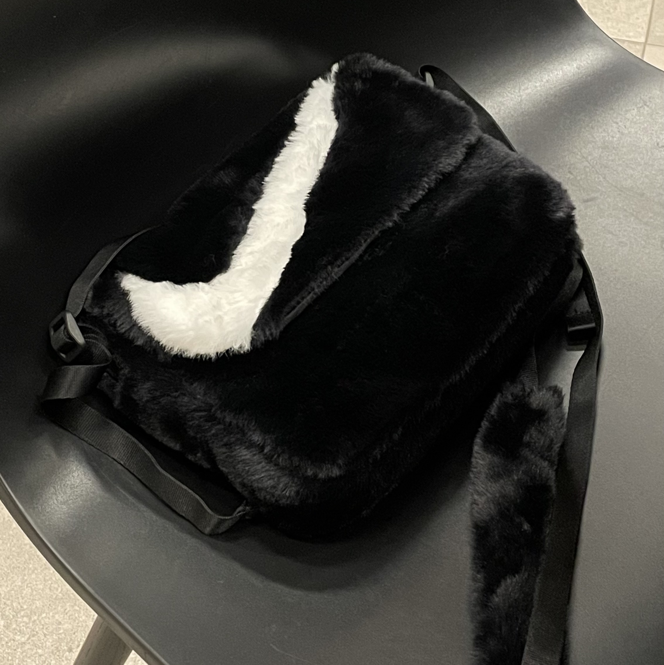 Nike NSW Futura 365 Faux Fur Crossbody Bag 1L Black 착용 스타일