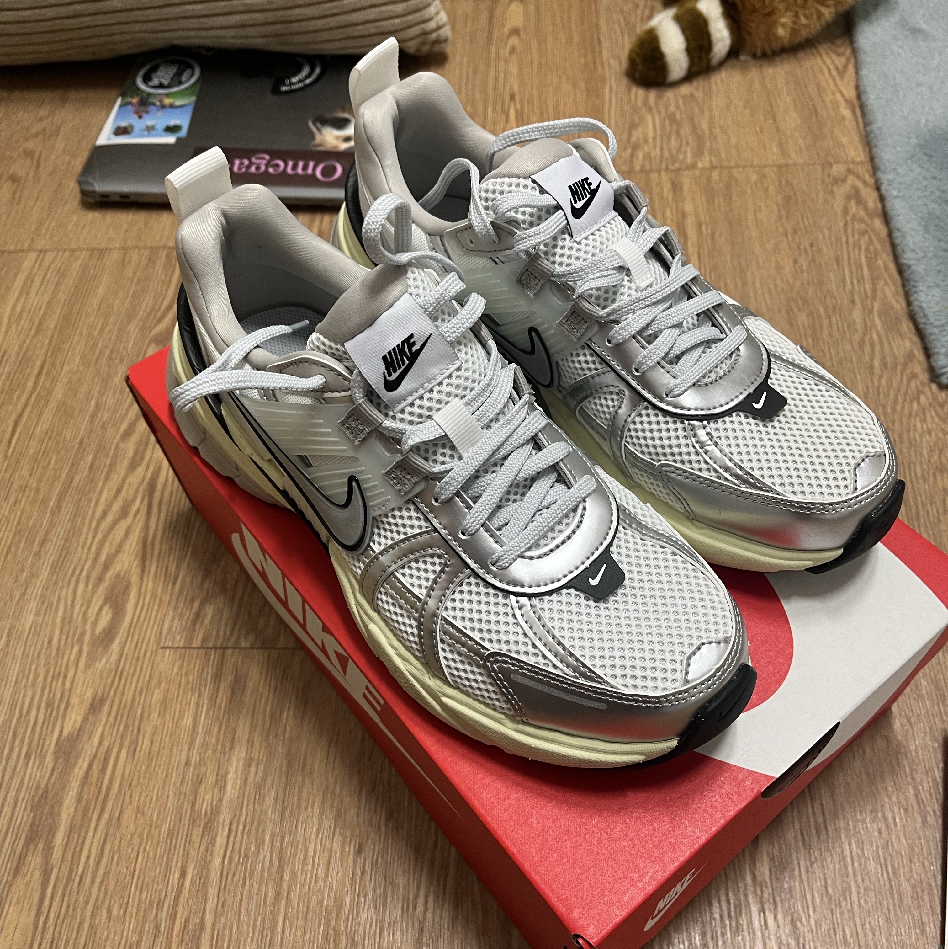 Nike V2K Run Summit White Metallic Silver 착용 스타일