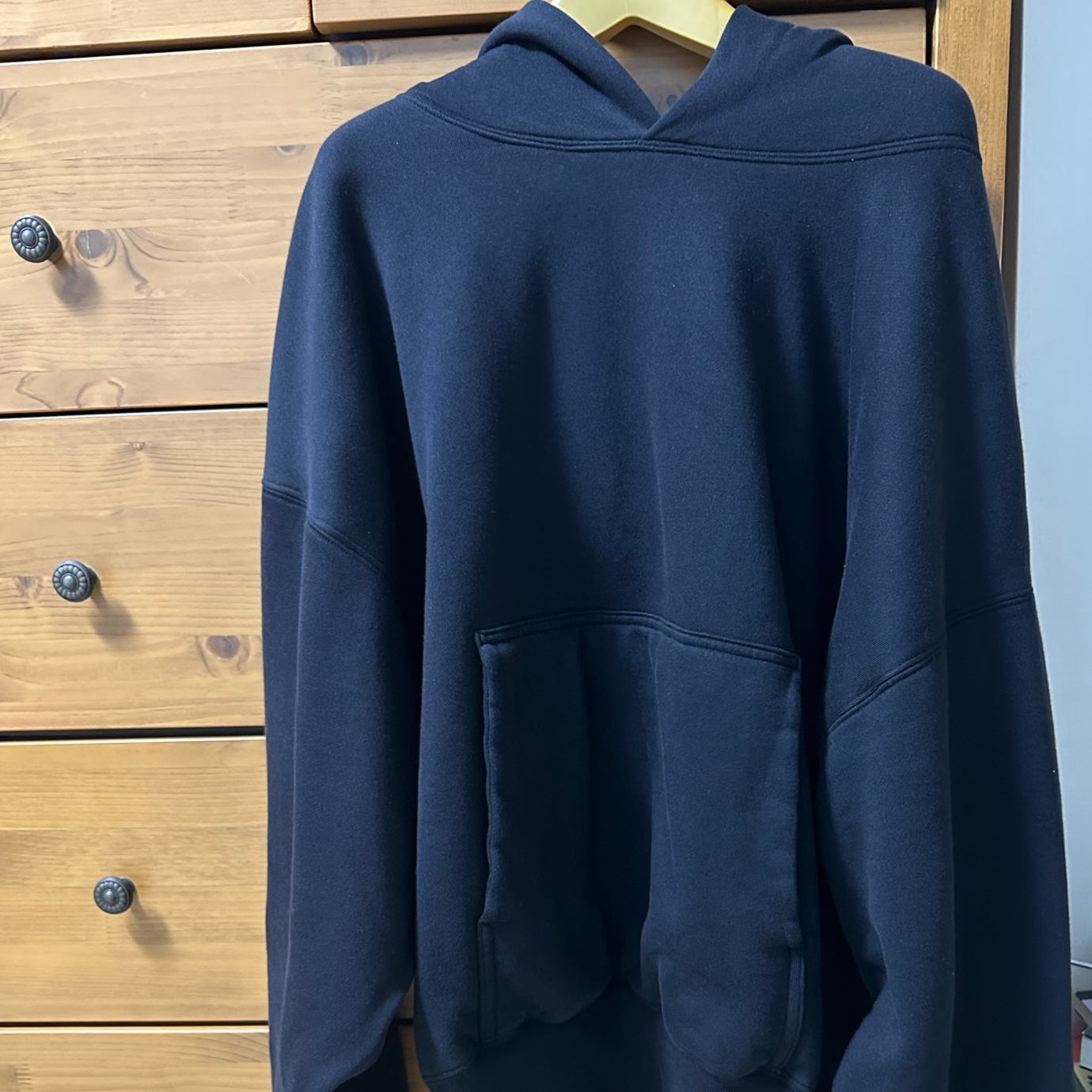 Yeezy Gap Hoodie Black 착용 스타일