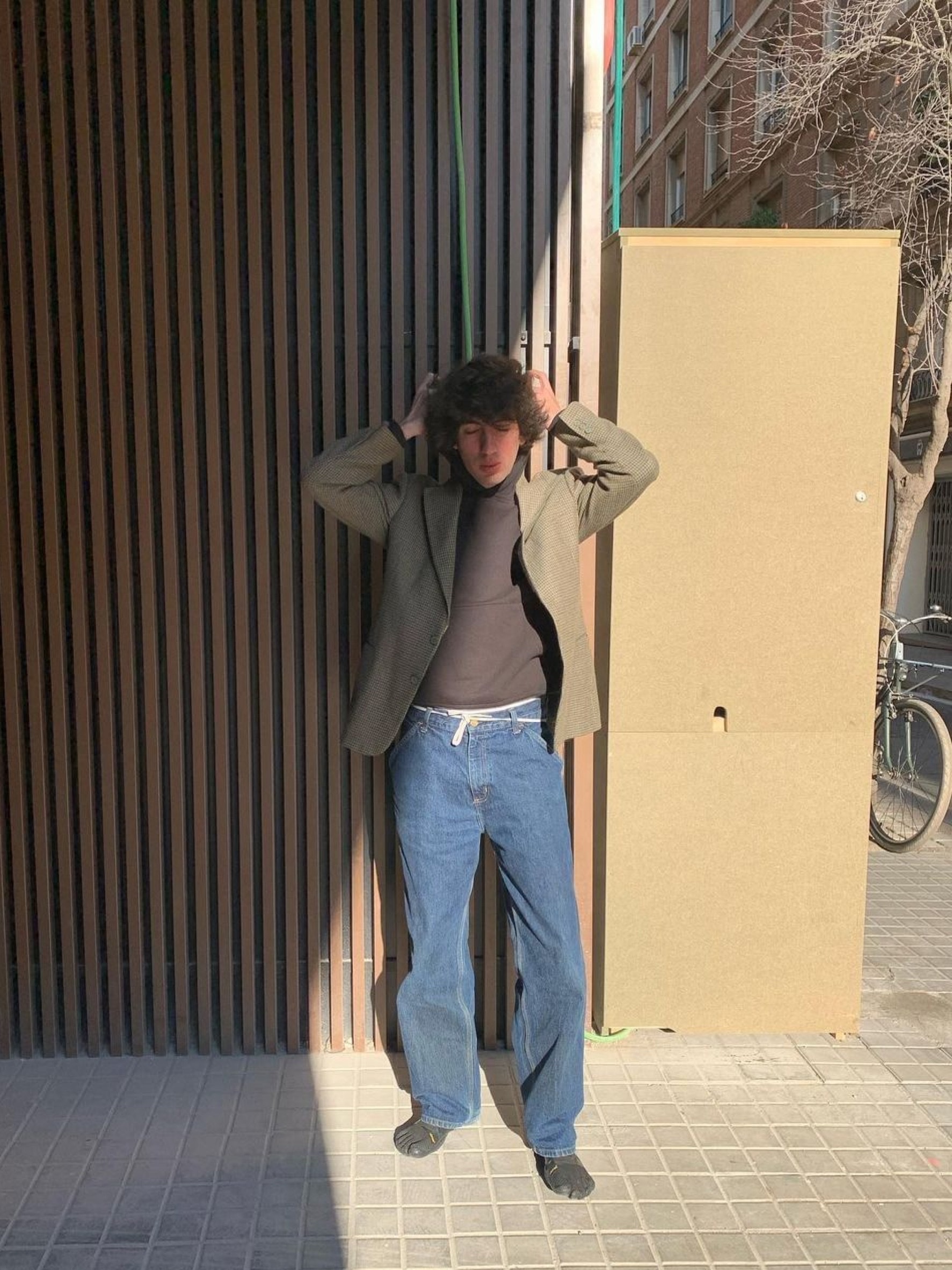 Jacquemus La Veste Feijoa Three-Button Blazer Light Beige, Lemaire Tropical Poly Wool Boxy Double Breasted Blazer Steel Beige Chine 착용 스타일 - 3