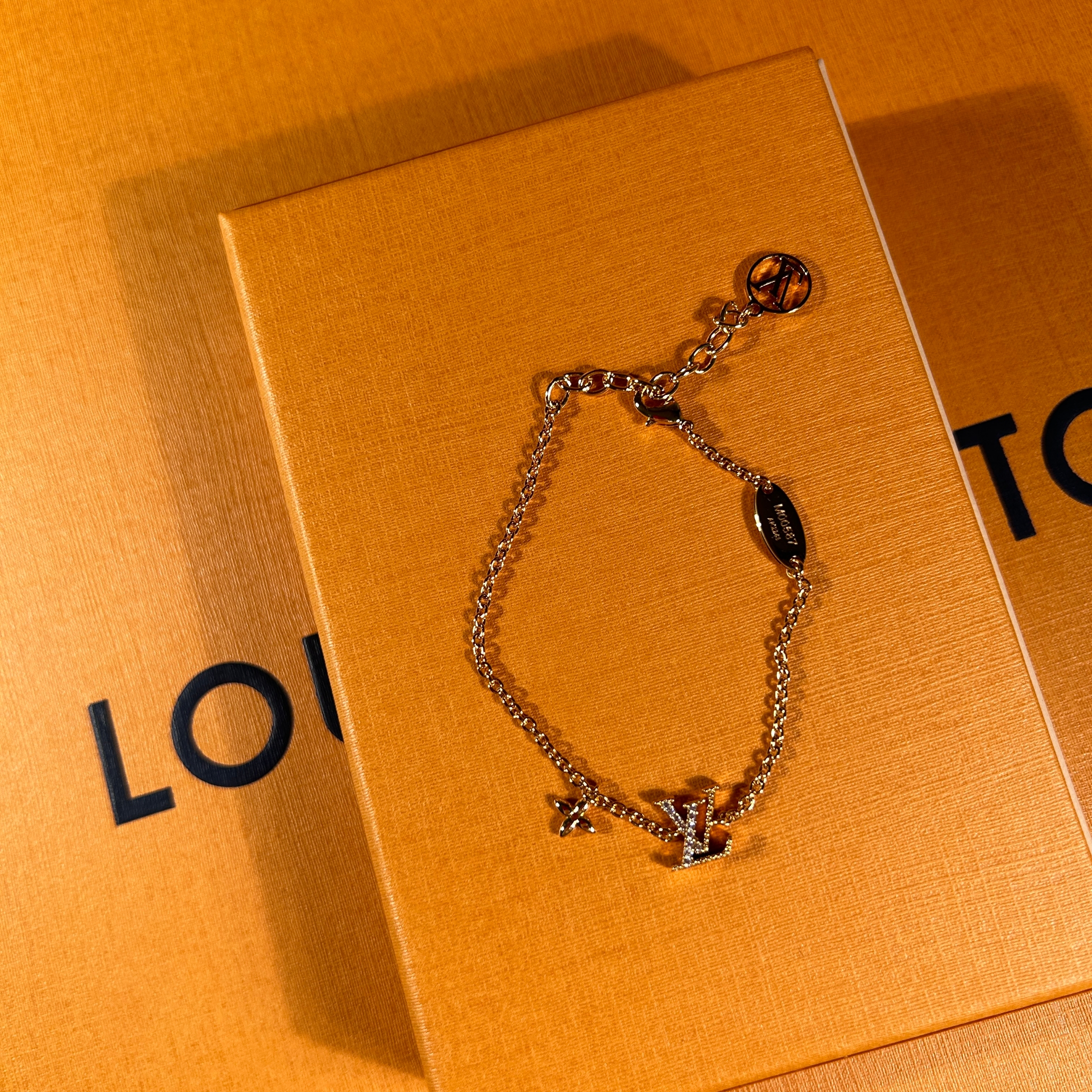 (W) Louis Vuitton LV Iconic Bracelet Gold 착용 스타일 - 1