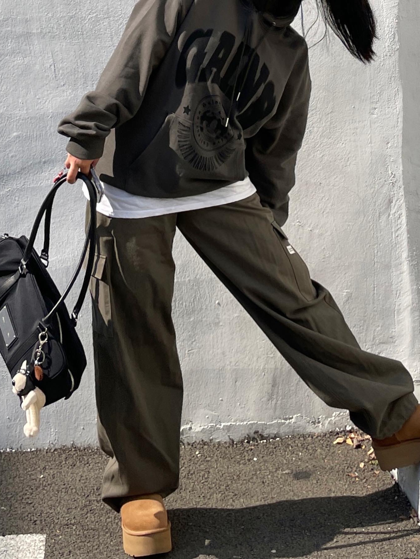 (W) UGG Classic Ultra Mini Platform Boots Chestnut, Matin Kim Sporty Tote Bag Black 착용 스타일 - 4