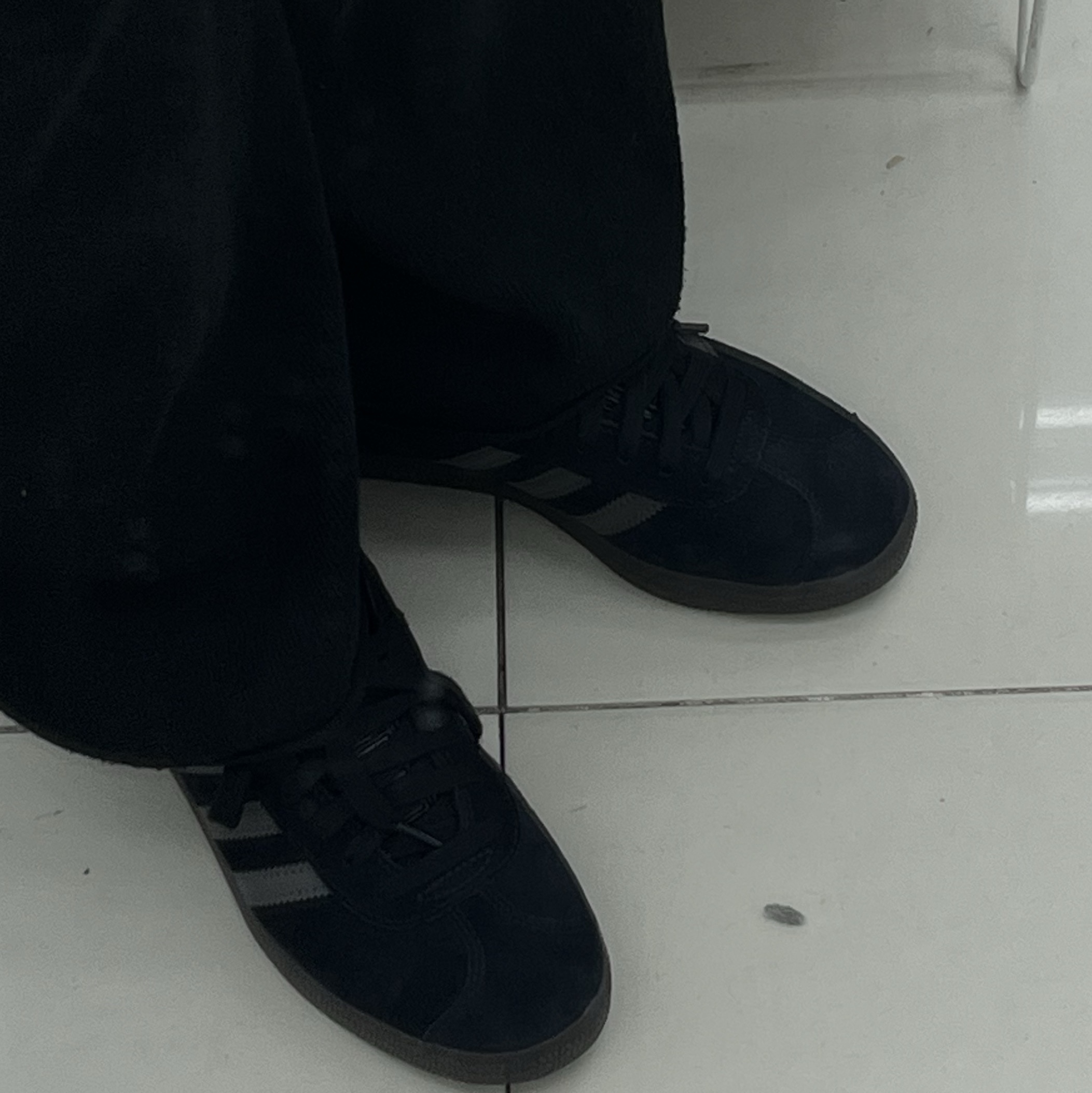 Adidas Gazelle Core Black Gold Metallic Gum 착용 스타일 - 2