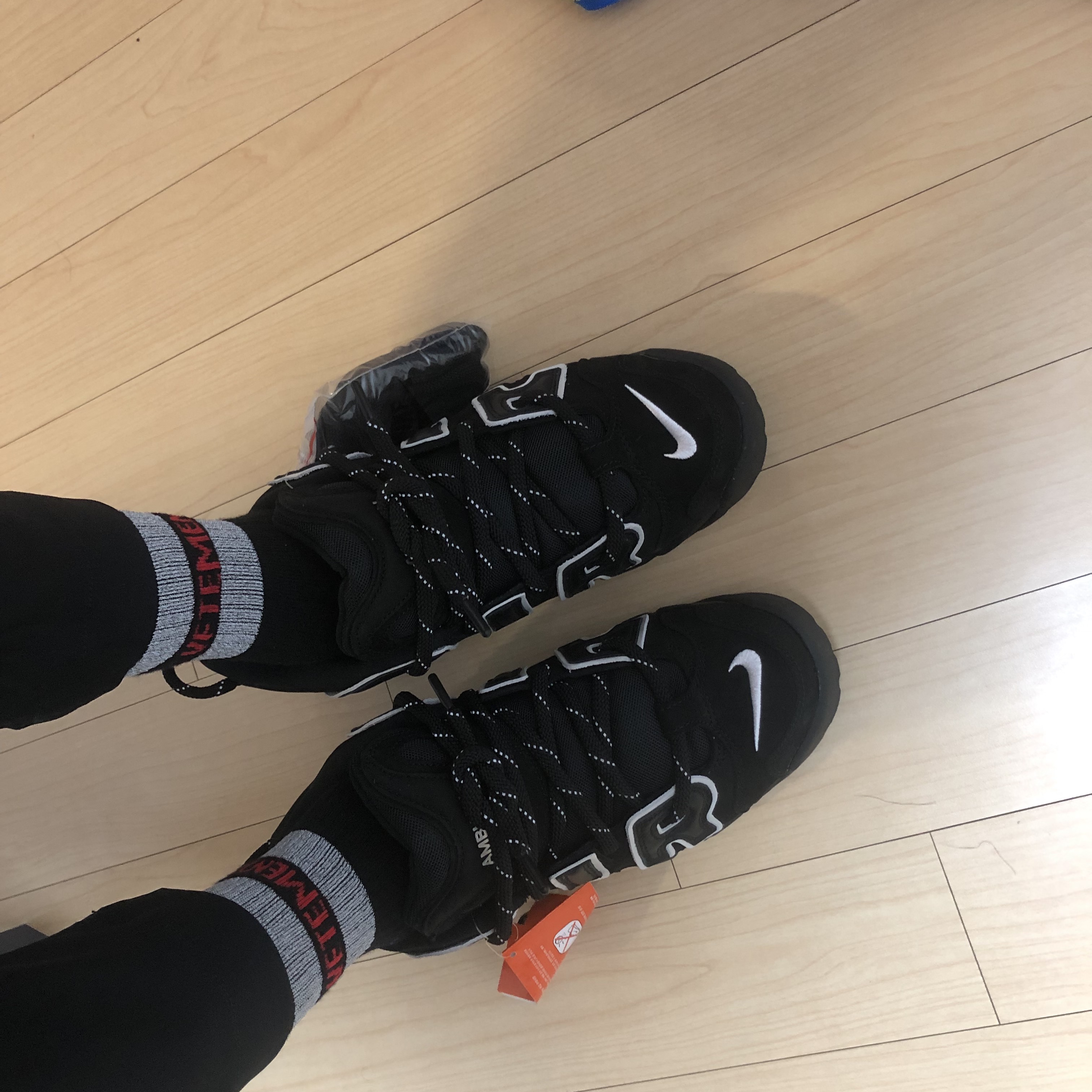 Nike x Ambush Air More Uptempo Low Black and White 착용 스타일 - 2