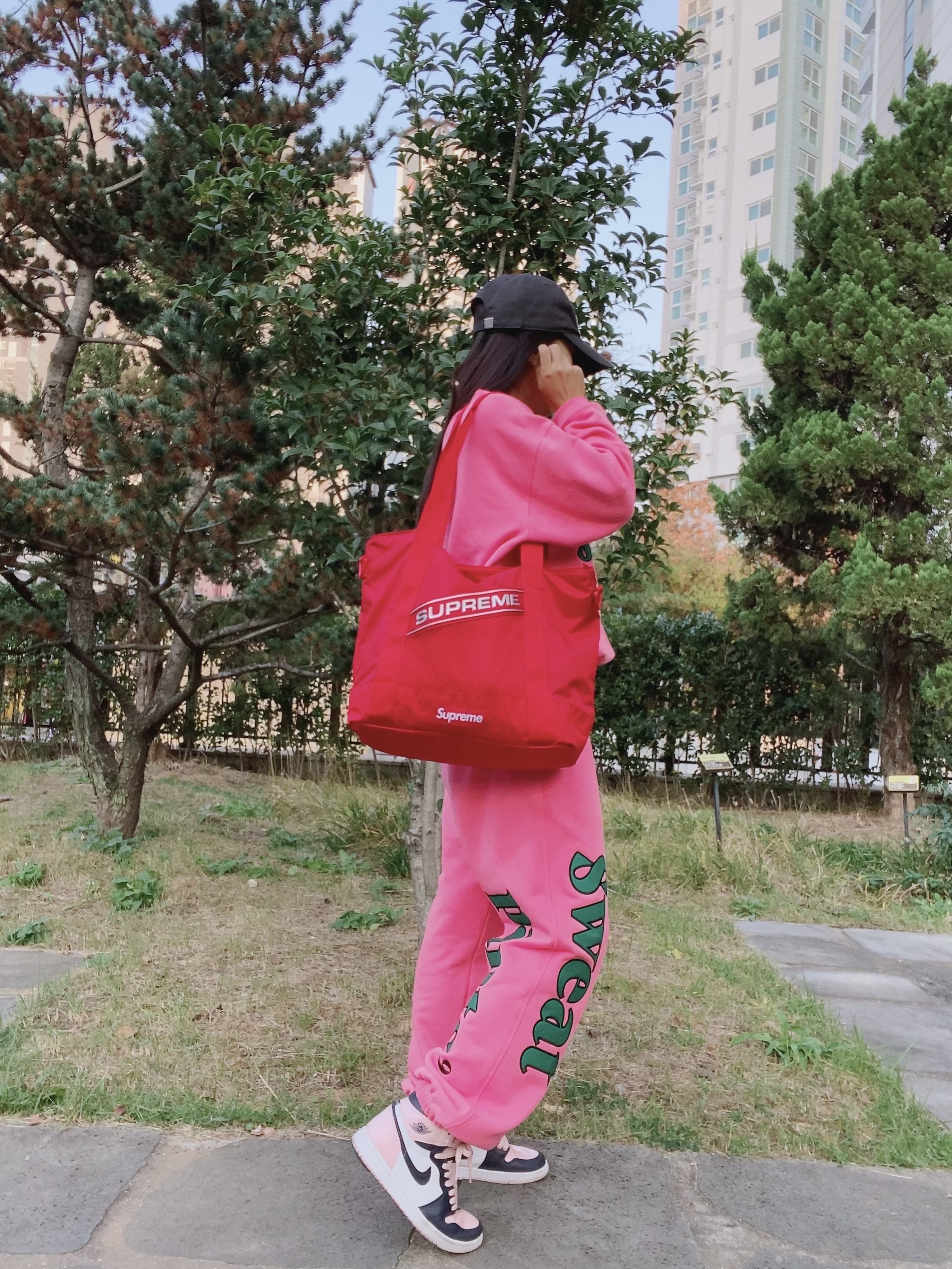 Supreme Tote Bag Red - 23FW, (W) Jordan 1 Retro High OG Atmosphere 착용 스타일