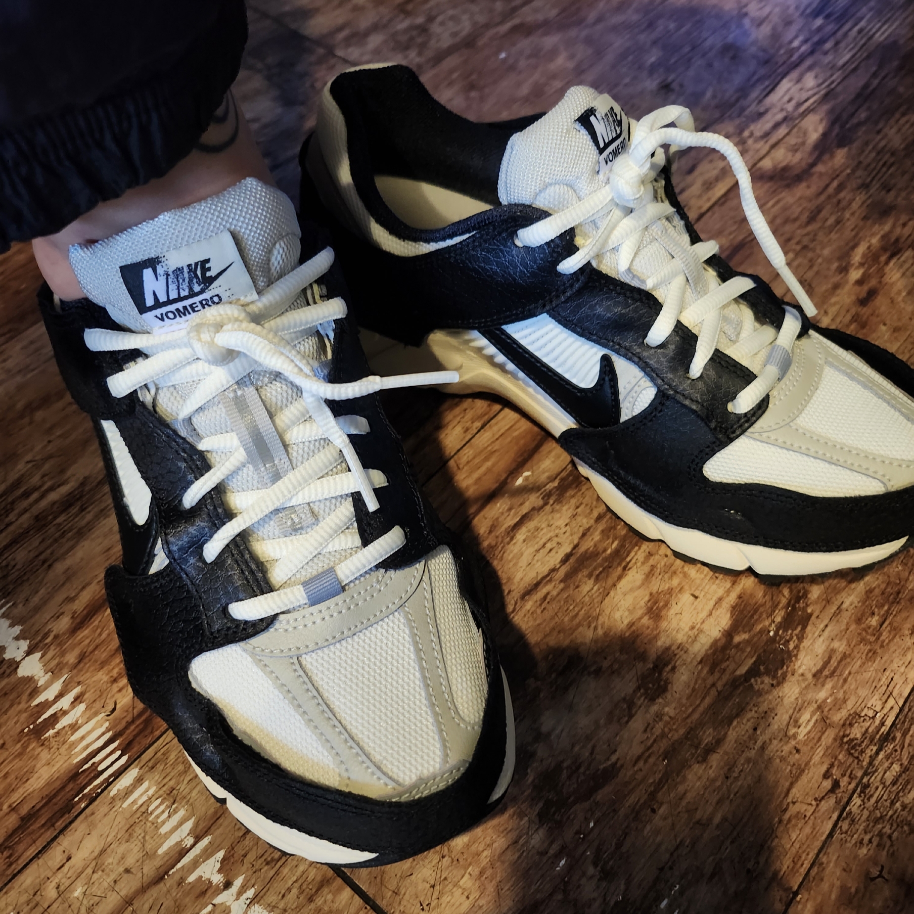 (W) Nike Zoom Vomero 5 Wolf Grey and Black 착용 스타일