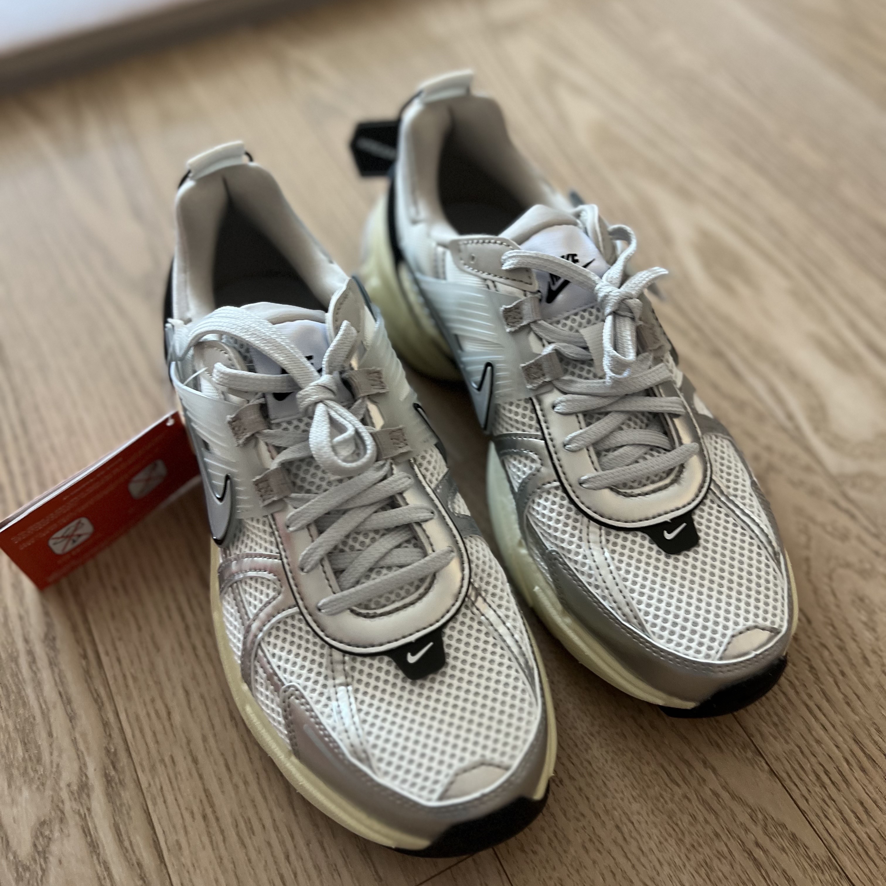 Nike V2K Run Summit White Metallic Silver 착용 스타일 - 6