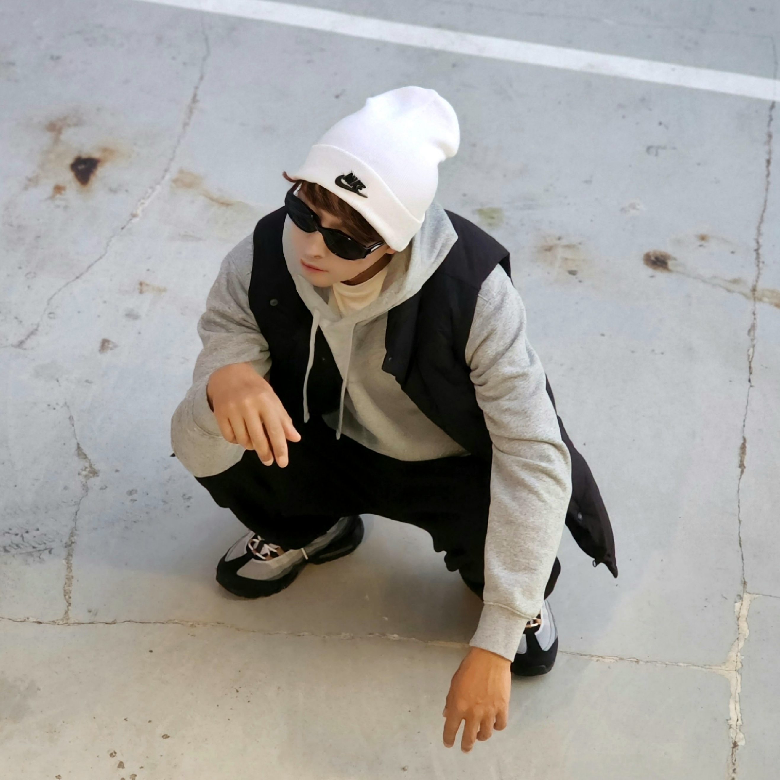 Nike NSW Utility Futura Beanie White, Nike NSW Club Fleece Pullover Hoodie Dark Grey Heather - US/EU 착용 스타일 - 2