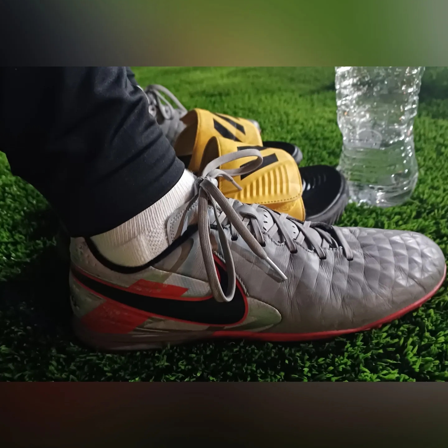 Nike Tiempo Legend 10 Academy TF Hyper Turquoise, Adidas Alphabounce Slide Yellow Black 착용 스타일 - 1
