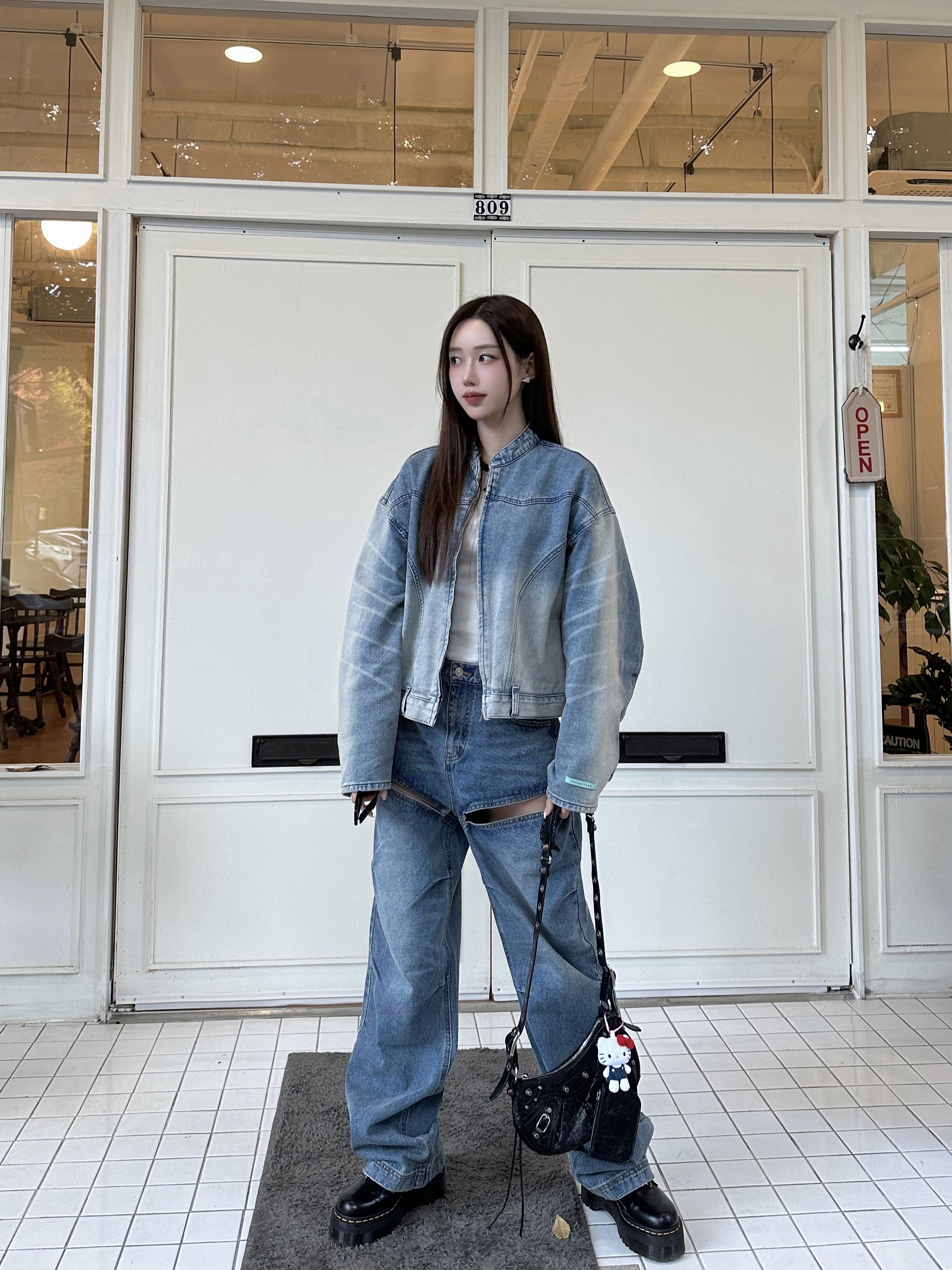 Balenciaga Le Cagole Small Shoulder Bag Black, Dr. Martens 1461 Quad Black 착용 스타일 - 1