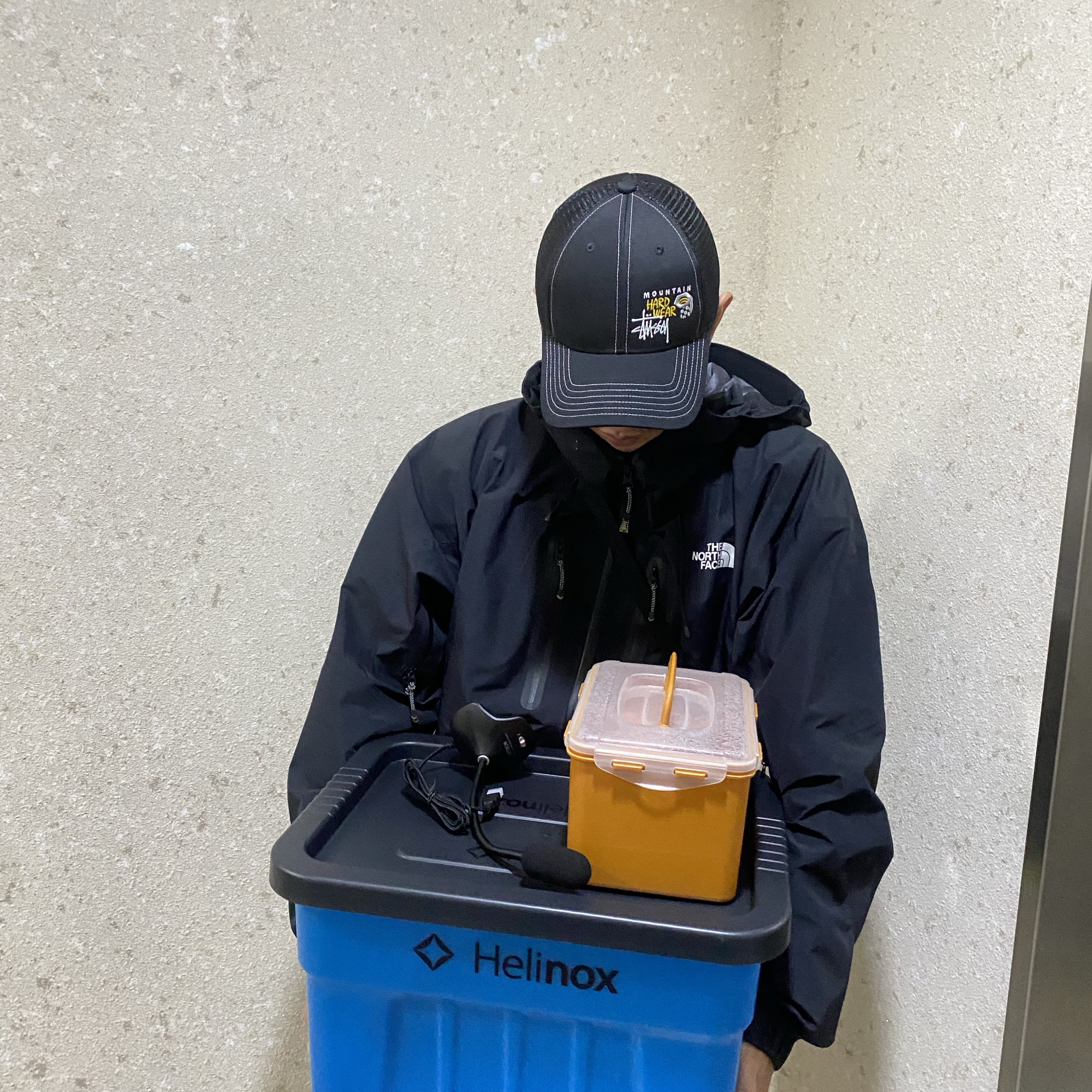 Helinox x Thor Glow Edition 22L Container Glow Blue, Stussy x Mountain Hardwear Trucker Cap Black 착용 스타일