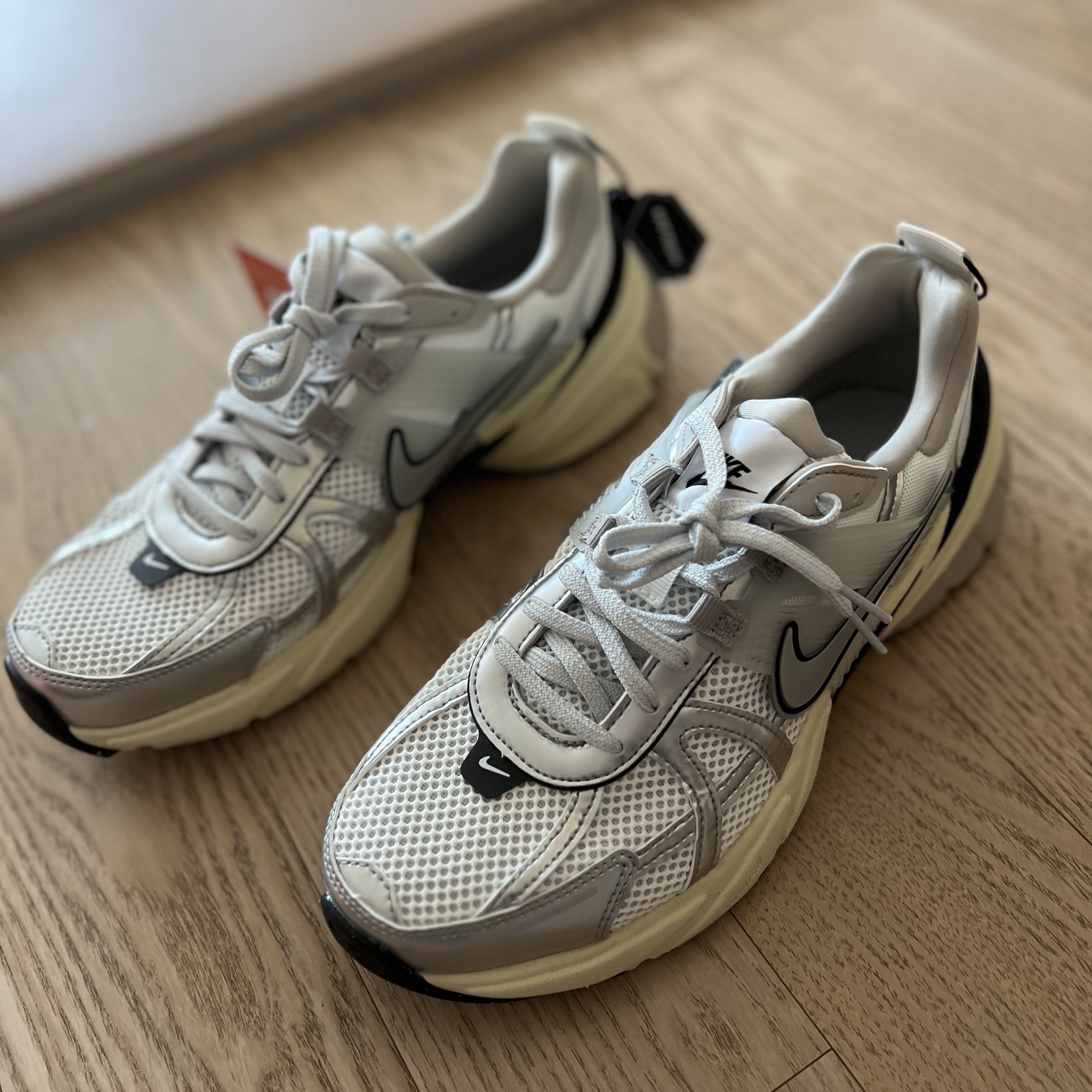 Nike V2K Run Summit White Metallic Silver 착용 스타일 - 4