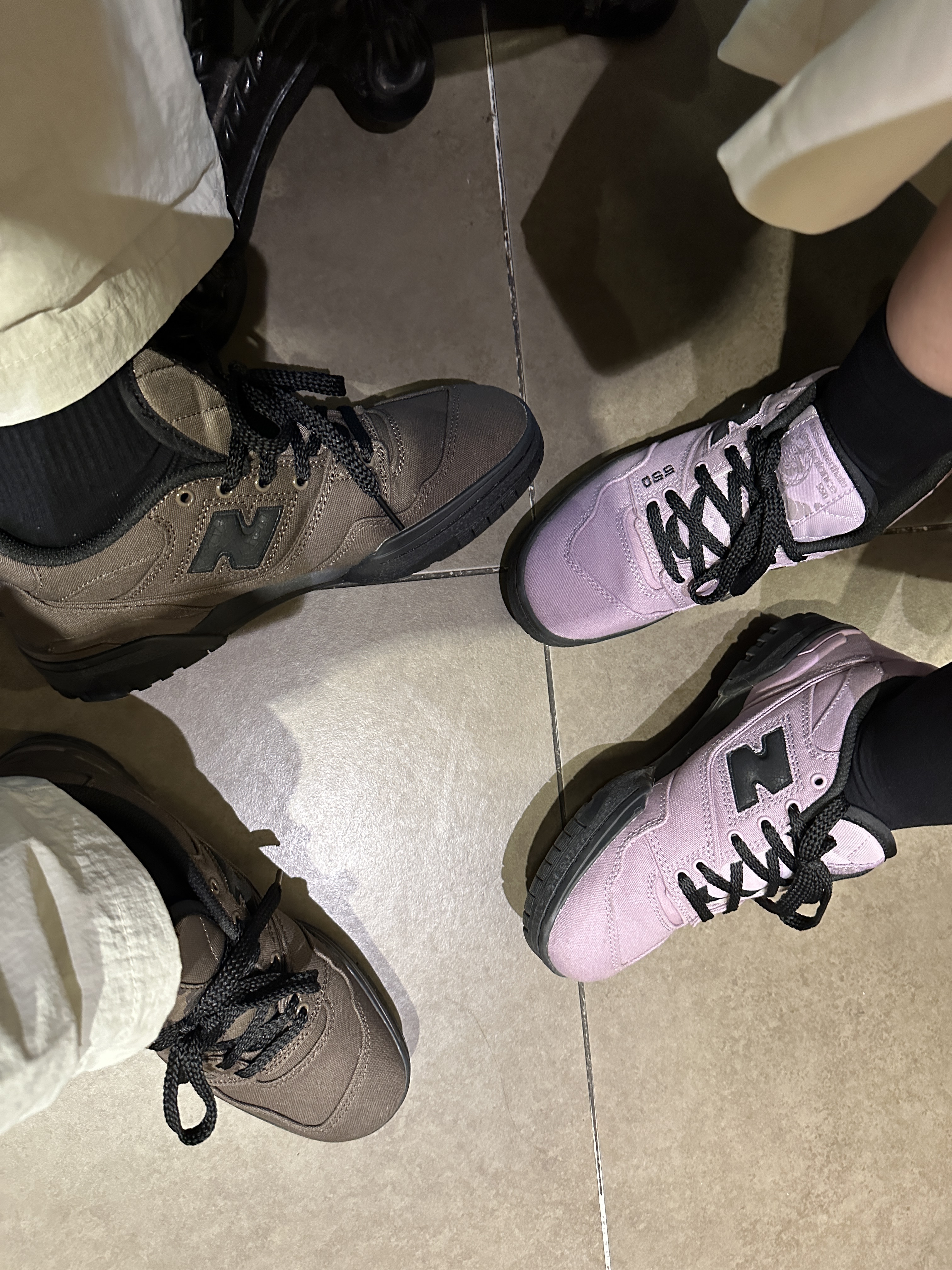 New Balance x Thisisneverthat 550 Brown Black, New Balance x Thisisneverthat 550 Lavender Black 착용 스타일
