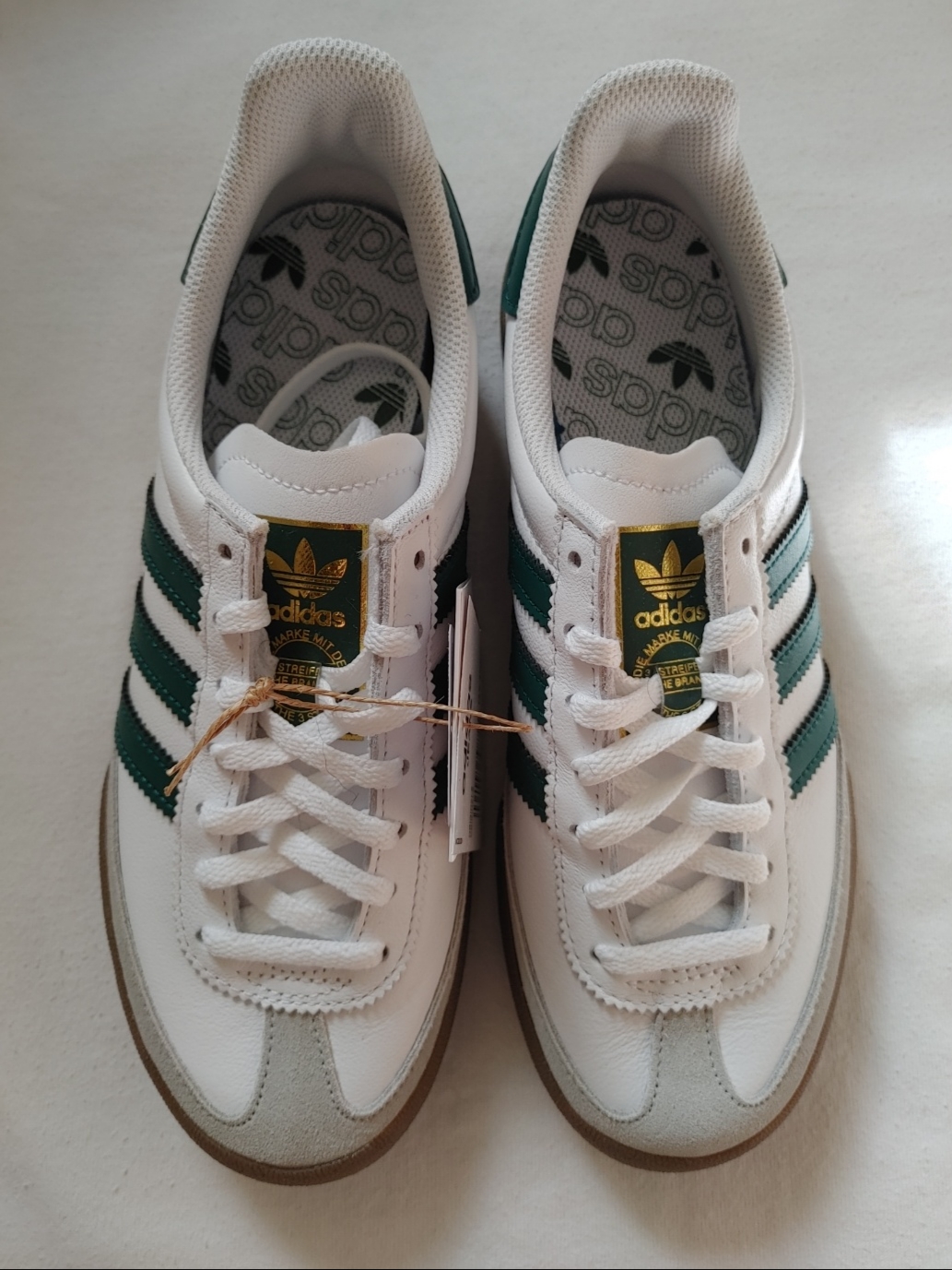 Adidas Jeans Cloud White Collegiate Green Gum 착용 스타일 - 1
