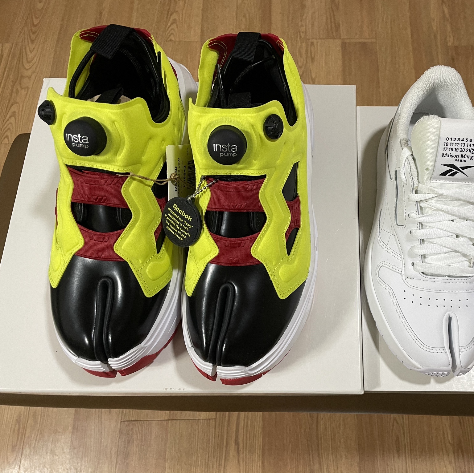 Reebok x Maison Margiela Tabi Instapump Fury Oxford Shoes Black Vector Red 착용 스타일