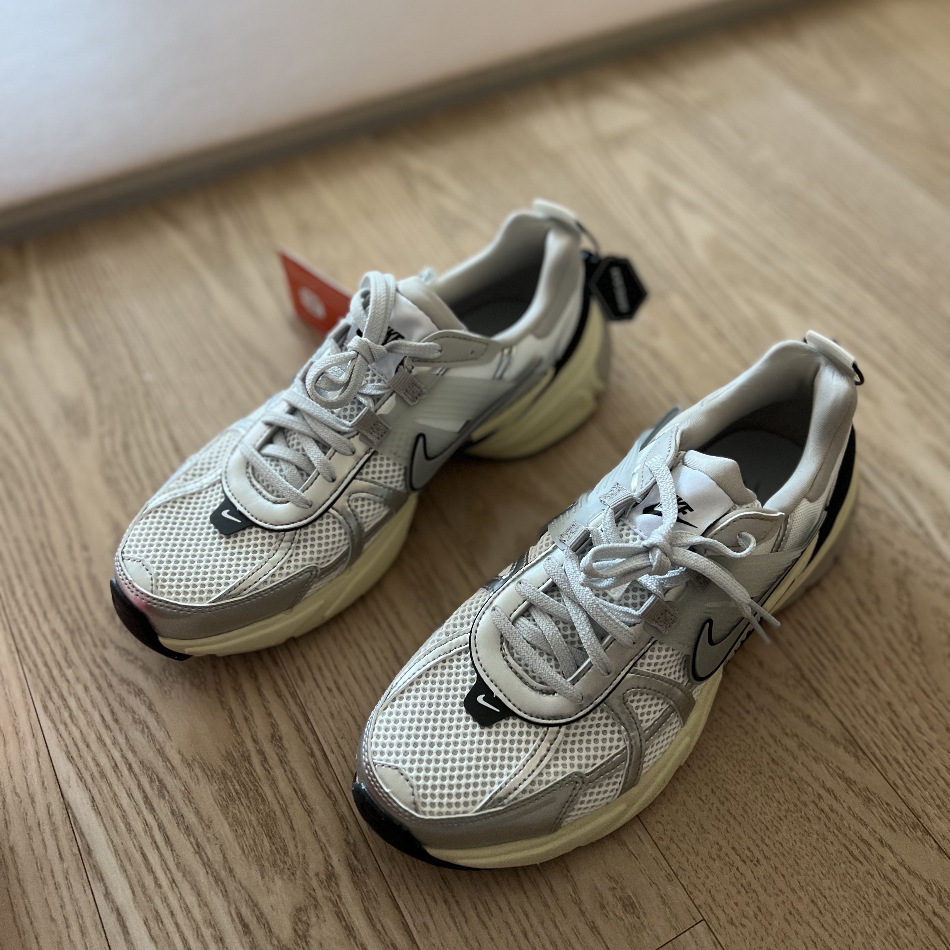 Nike V2K Run Summit White Metallic Silver 착용 스타일 - 2