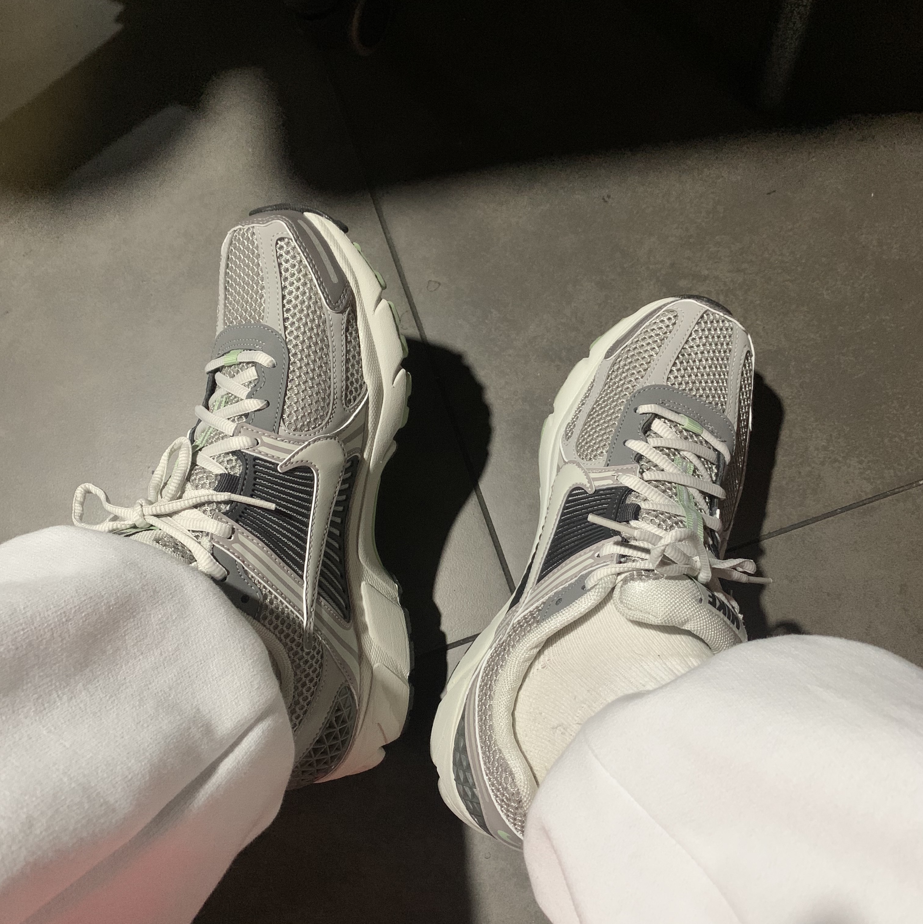 (W) Nike Zoom Vomero 5 Cobblestone and Flat Pewter 착용 스타일