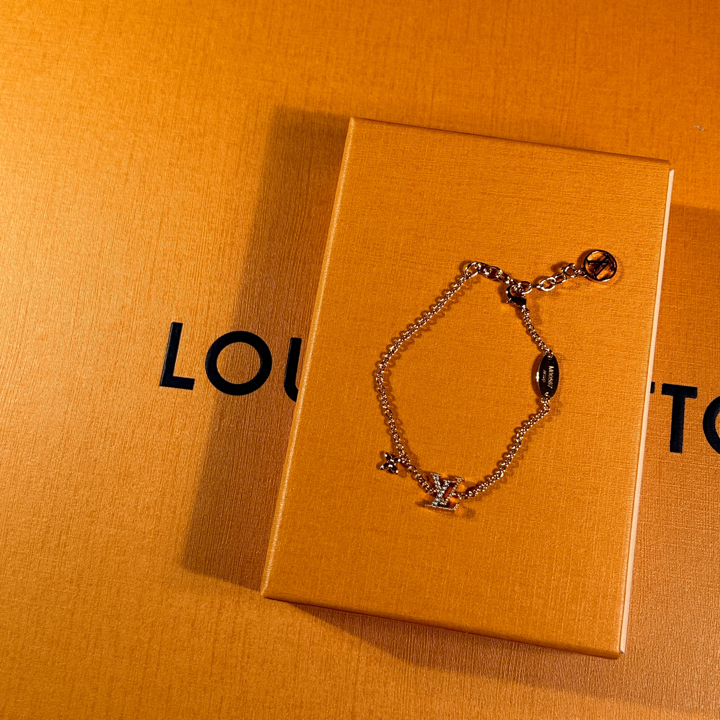 (W) Louis Vuitton LV Iconic Bracelet Gold 착용 스타일 - 3