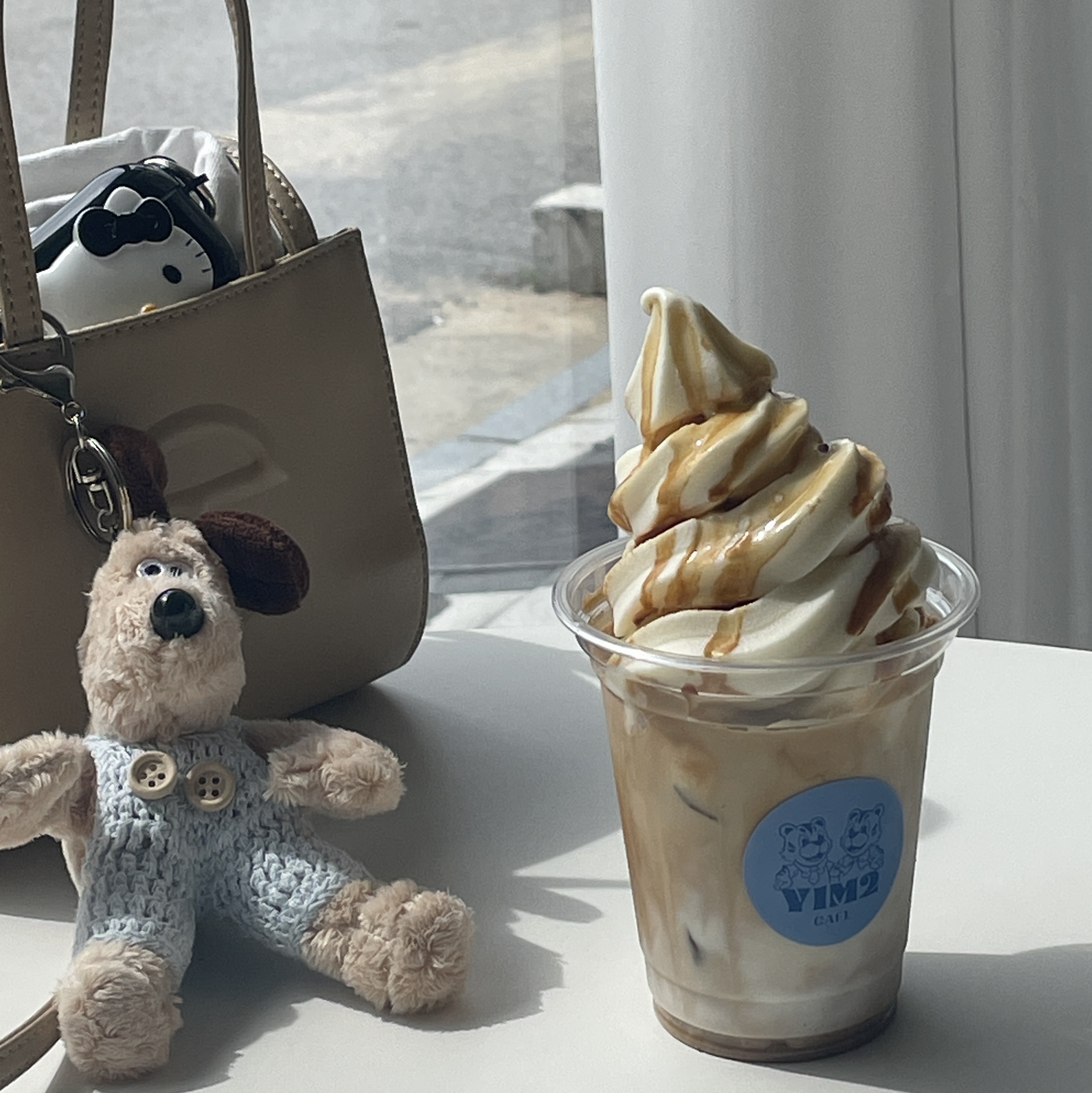 Telfar Small Shopping Bag Cream 착용 스타일